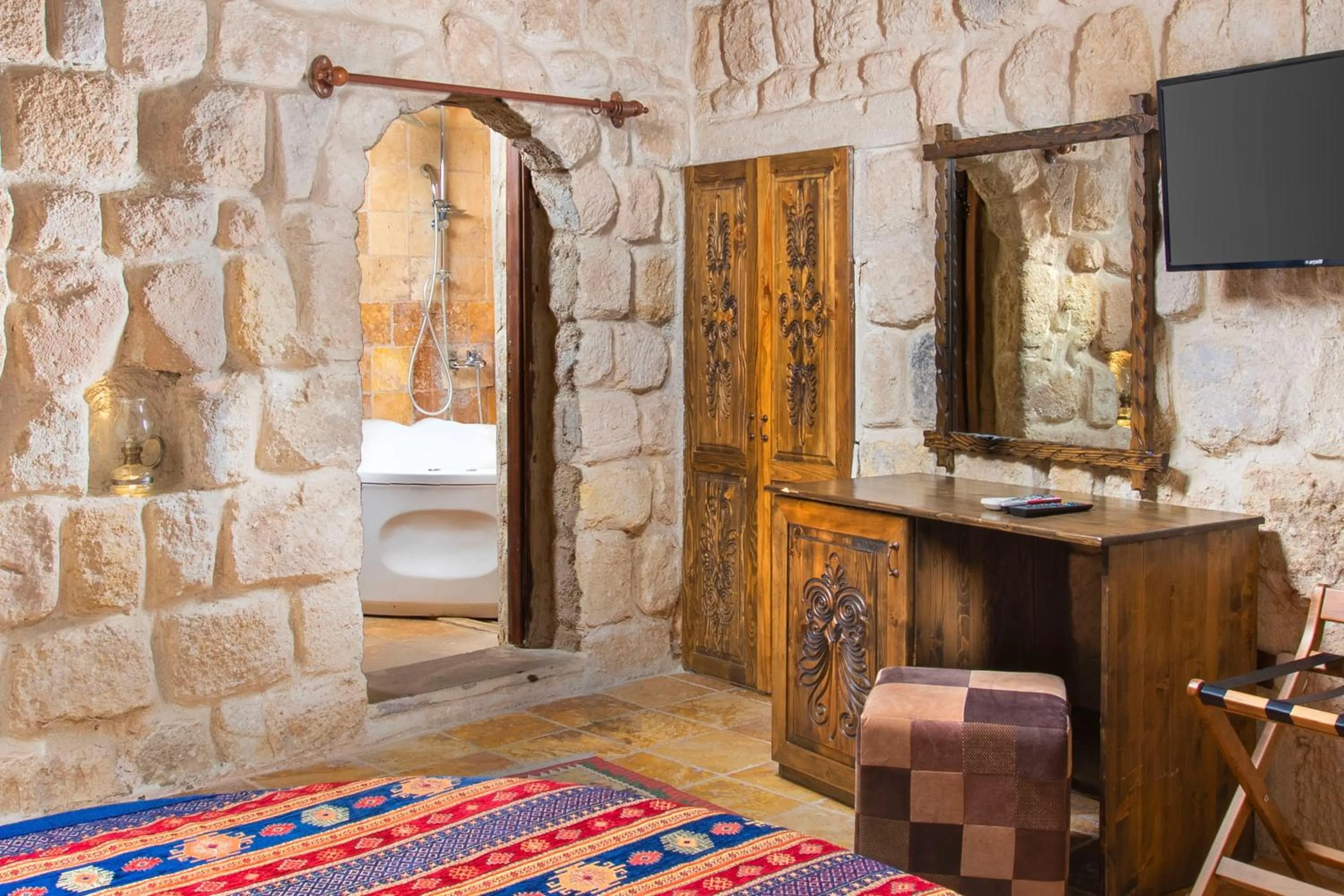 Hot Tub, Bed in Garden Inn Cappadocia