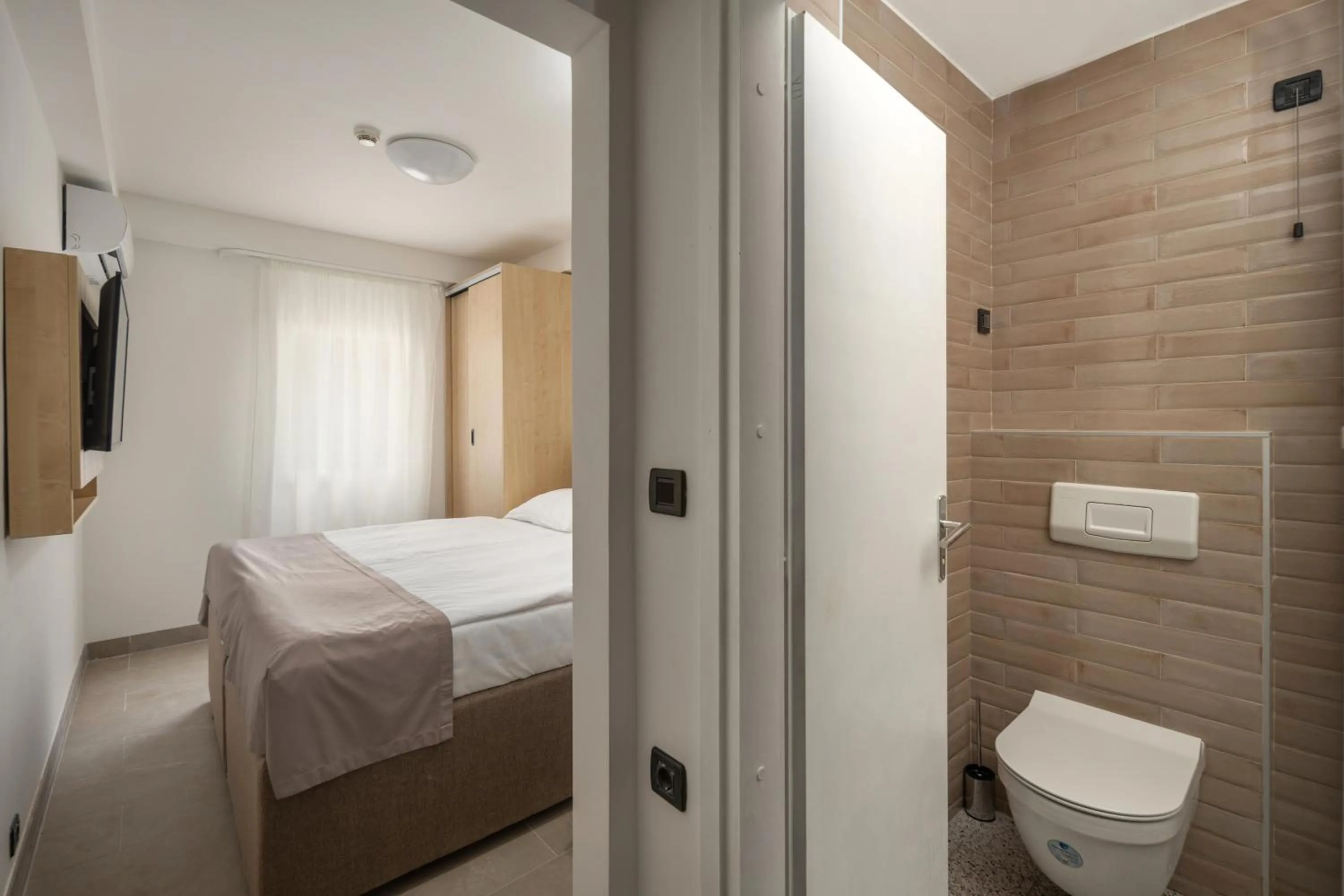 Toilet, Bed in Hotel Delfin