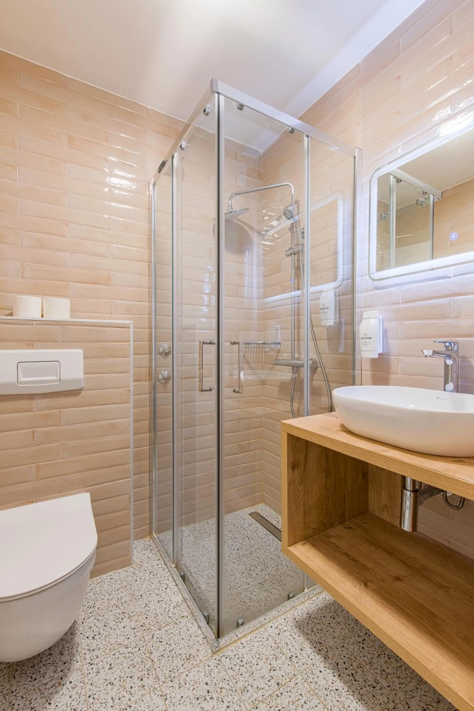 Shower in Hotel Delfin