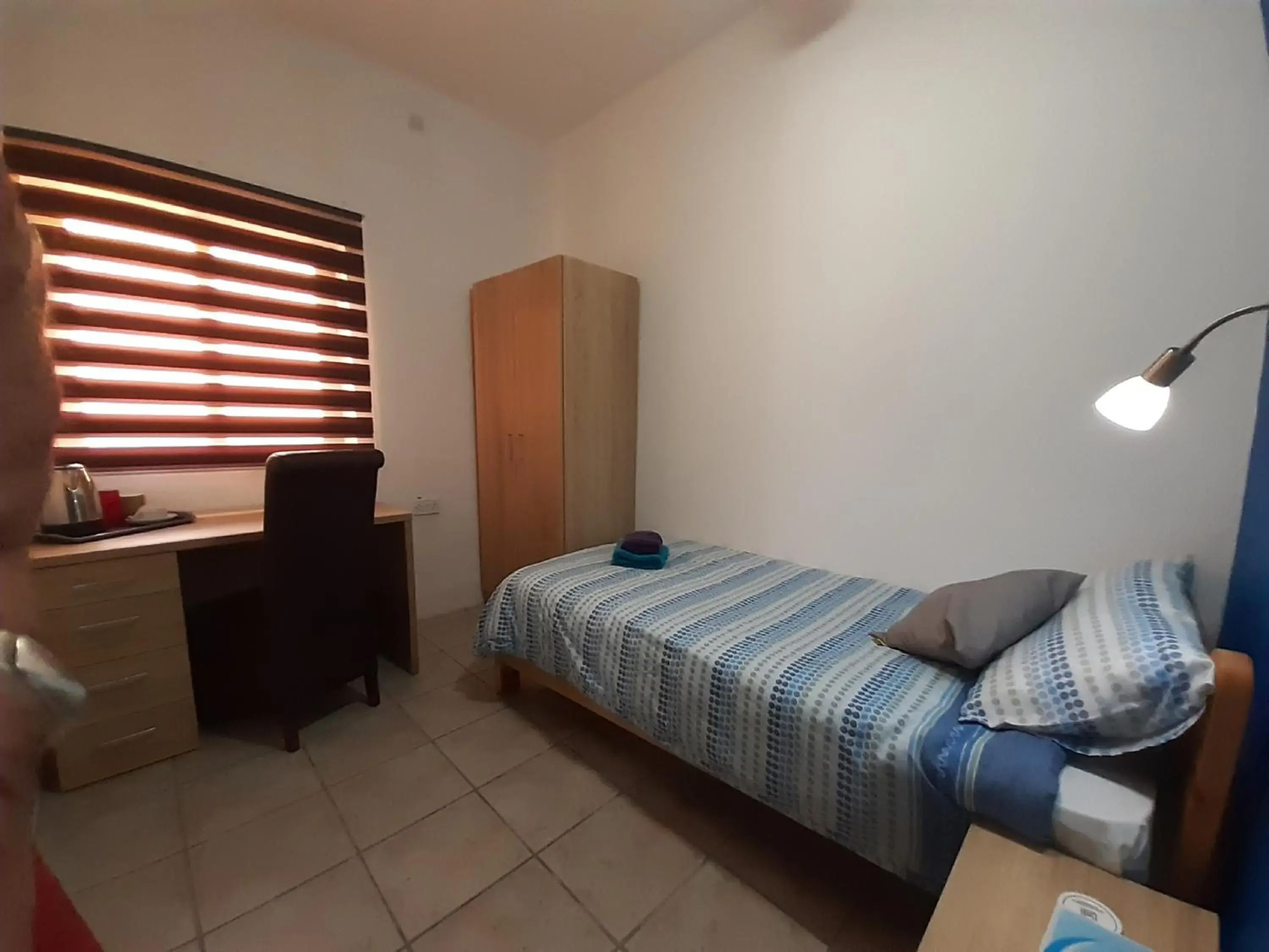 Single Room with Private Bathroom in Tarona Guesthouse Single Room with Private Bathroom in Tarona Guesthouse