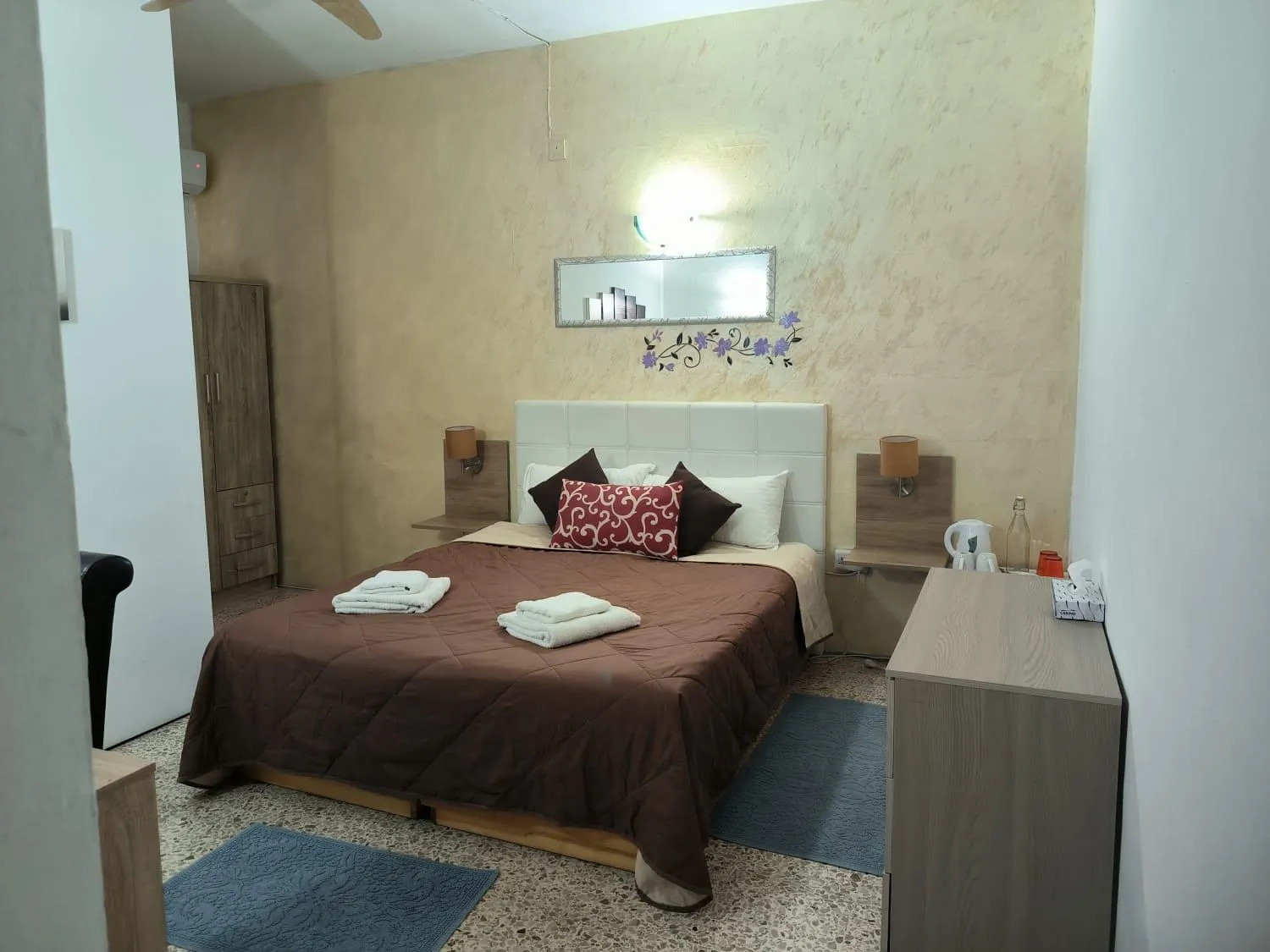 Coffee/tea facilities, Bed in Tarona Guesthouse