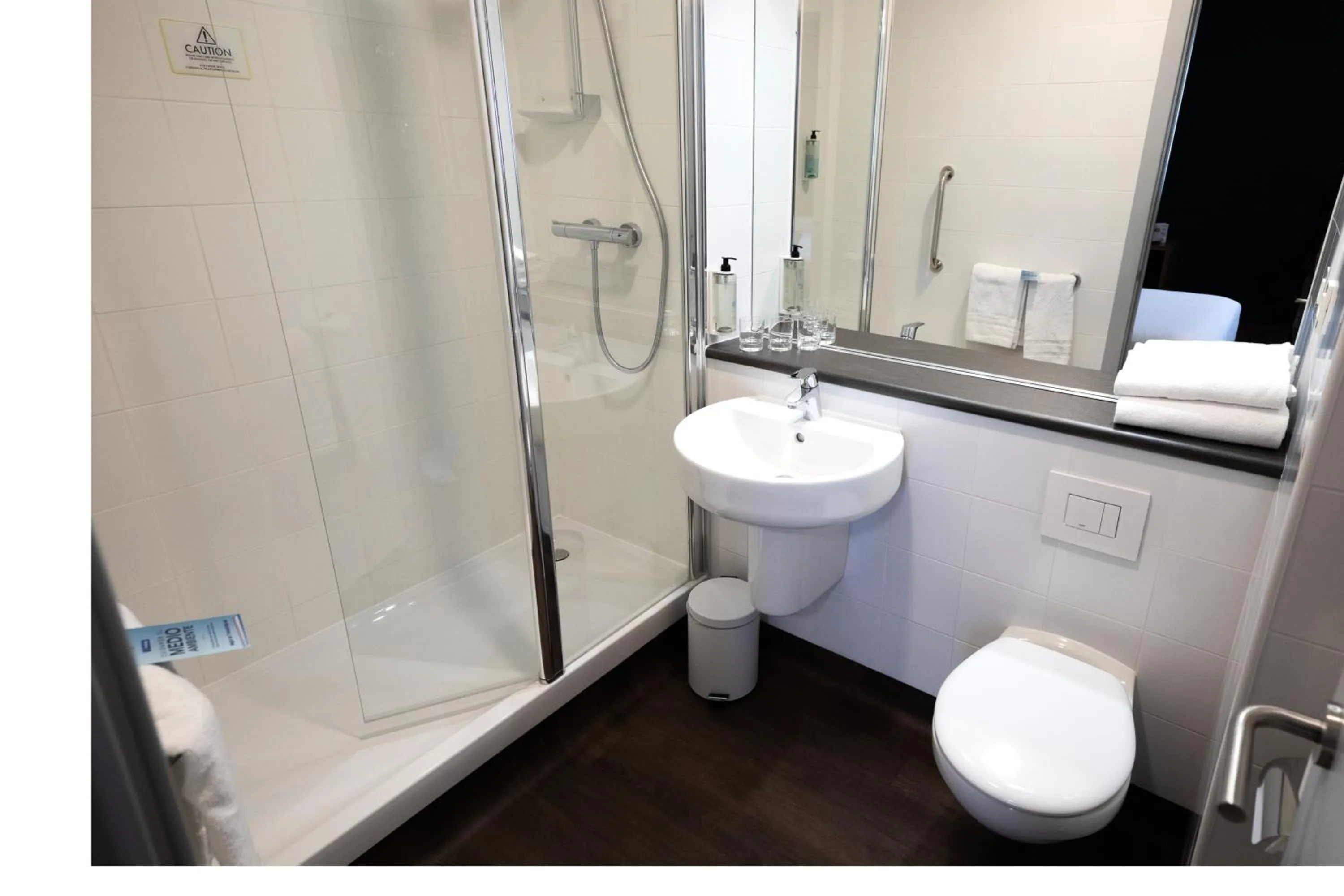 Shower in Travelodge Madrid Metropolitano