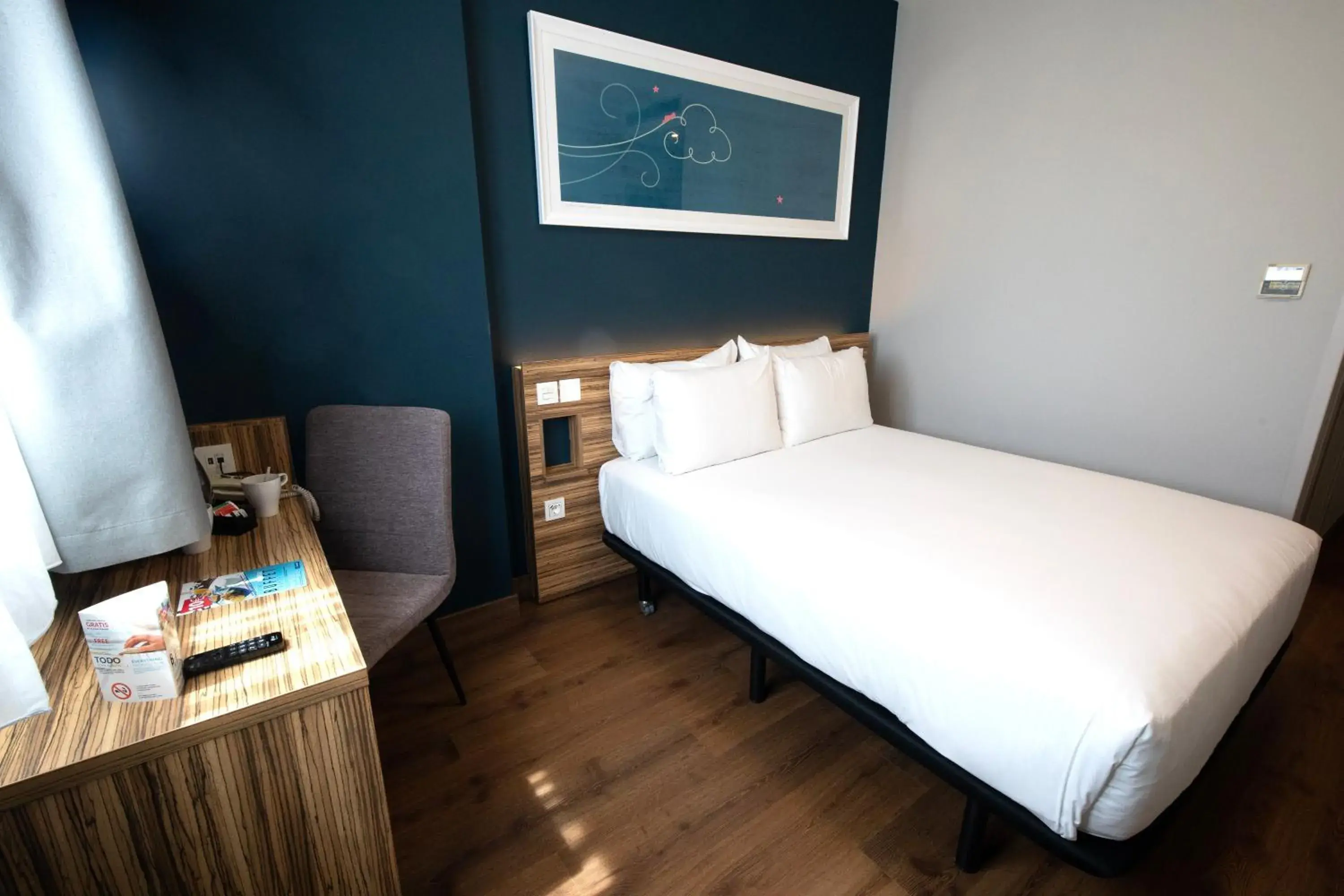 Decorative detail, Bed in Travelodge Madrid Metropolitano Decorative detail, Bed in Travelodge Madrid Metropolitano