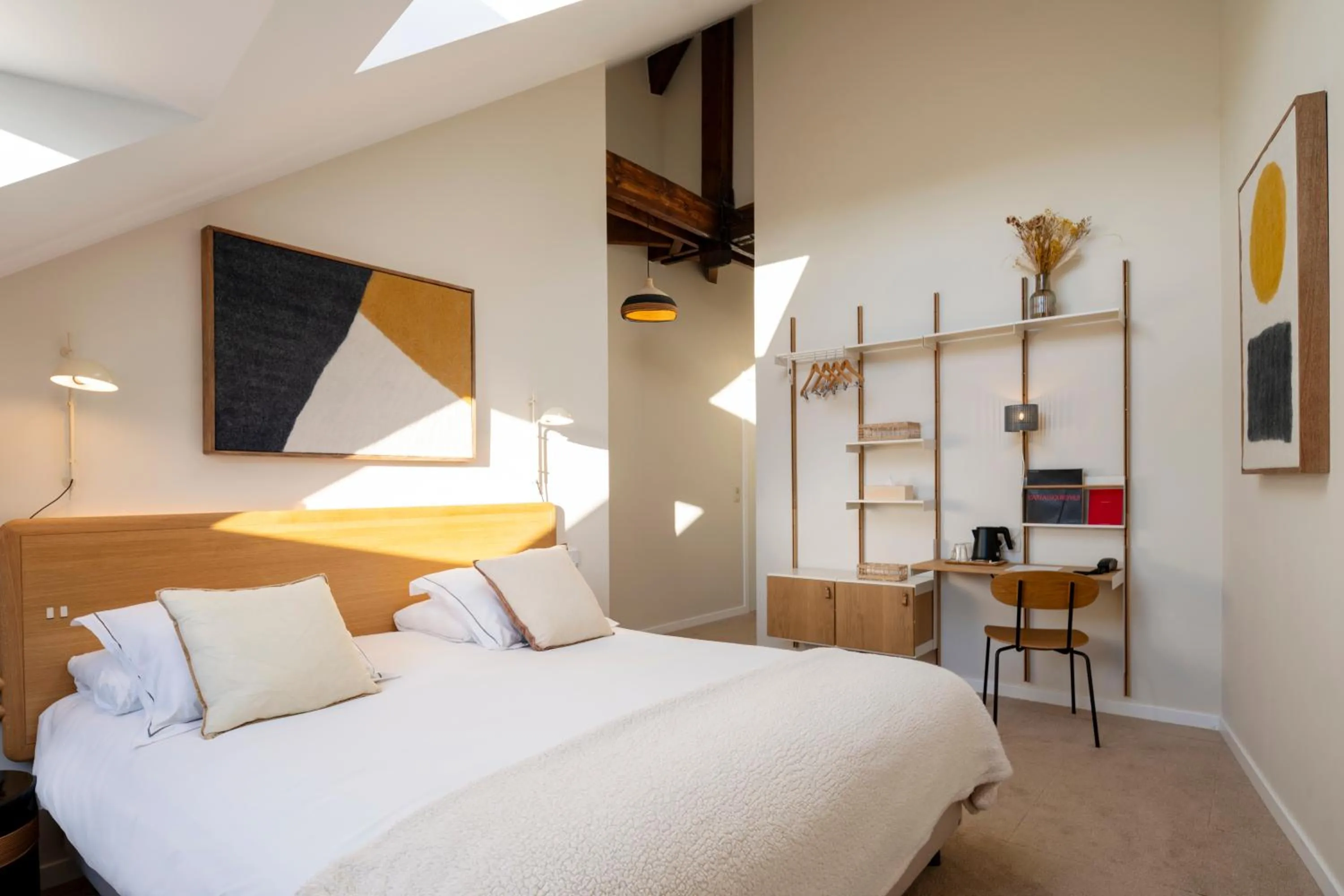 Photo of the whole room, Bed in Made in Catherine