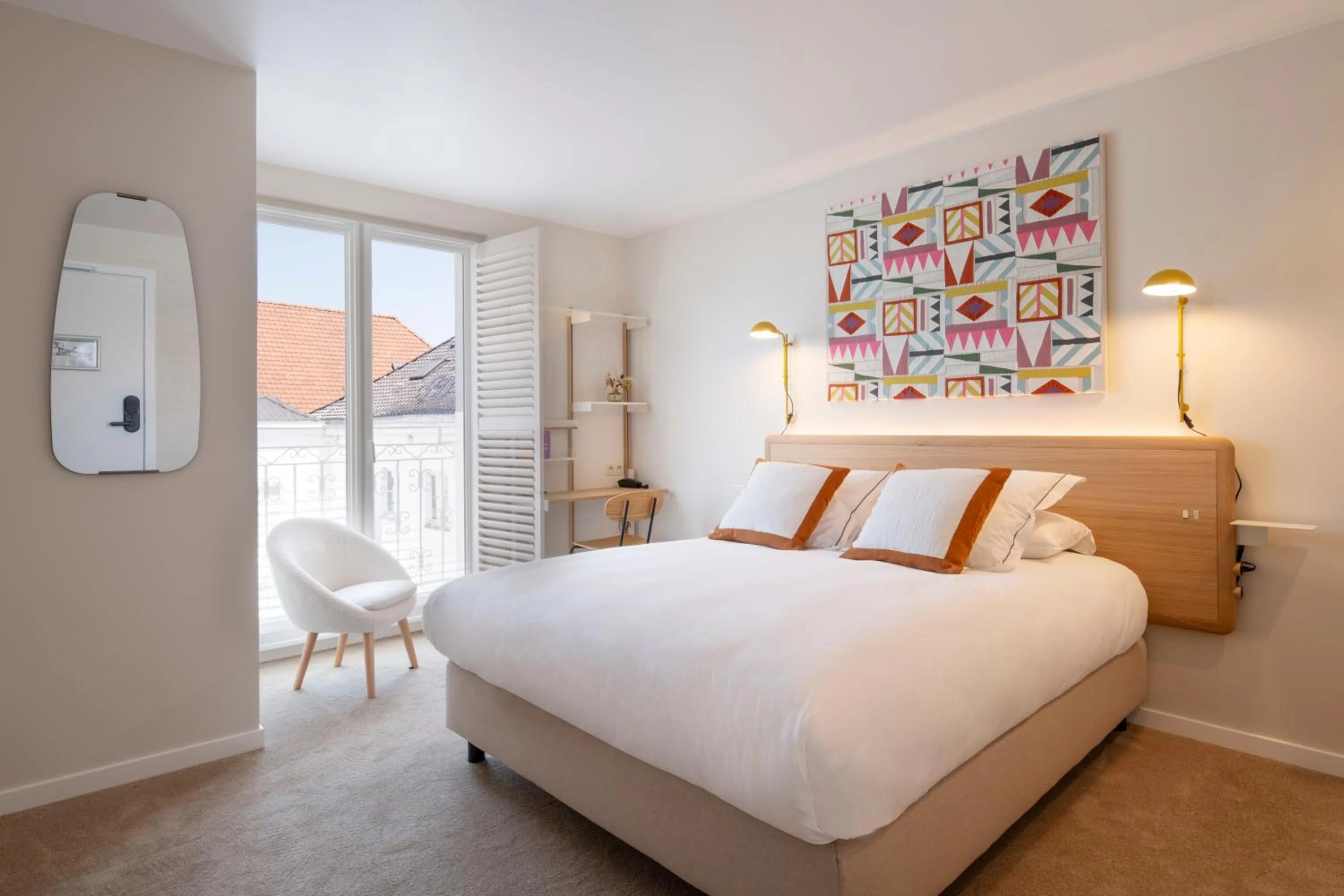 Photo of the whole room, Bed in Made in Catherine