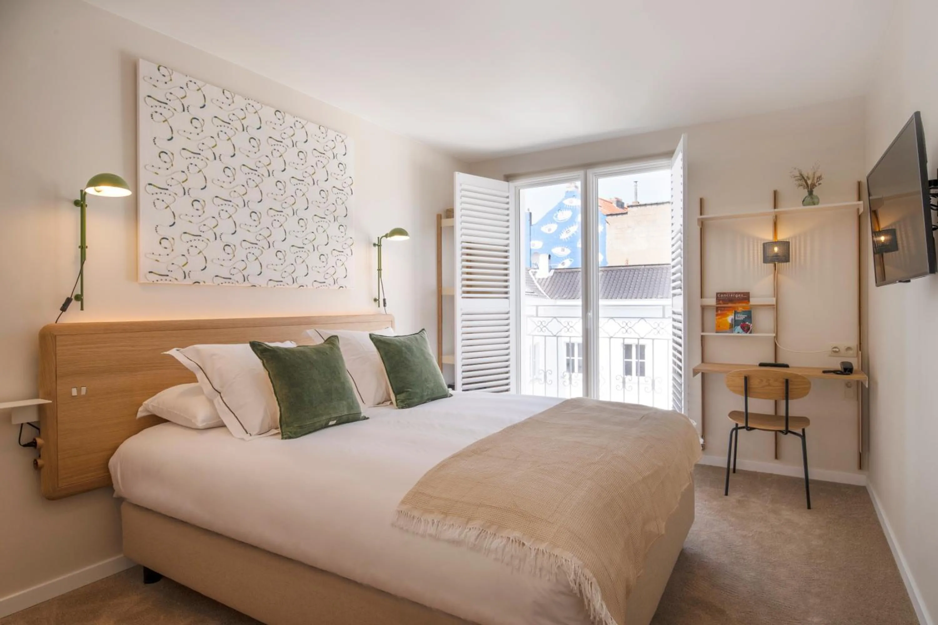 Photo of the whole room, Bed in Made in Catherine
