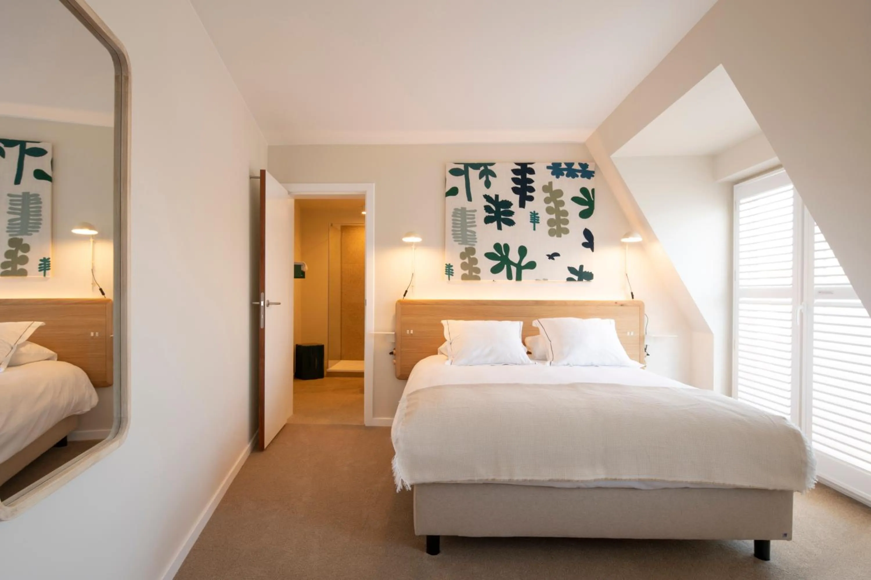 Photo of the whole room, Bed in Made in Catherine