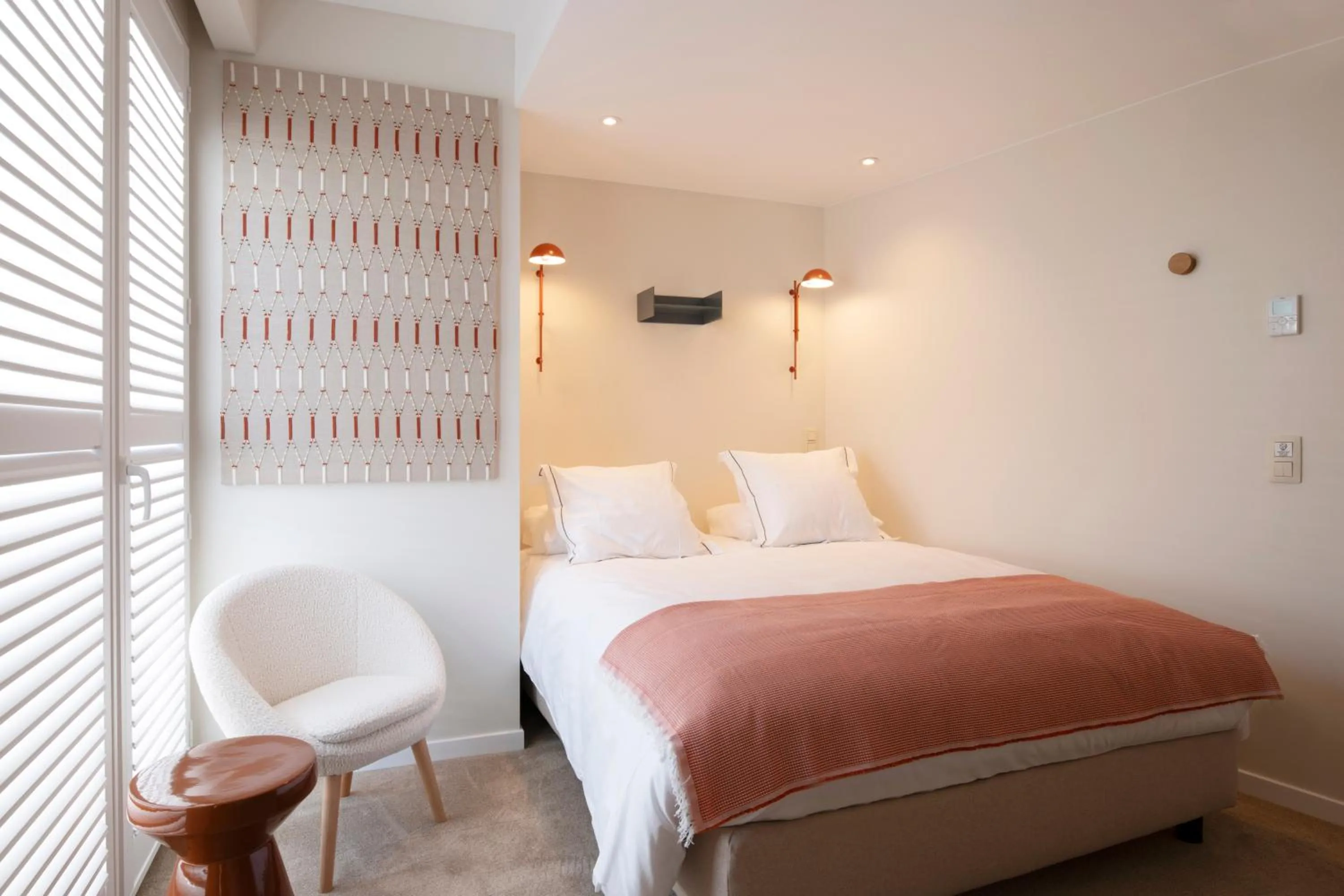 Photo of the whole room, Bed in Made in Catherine
