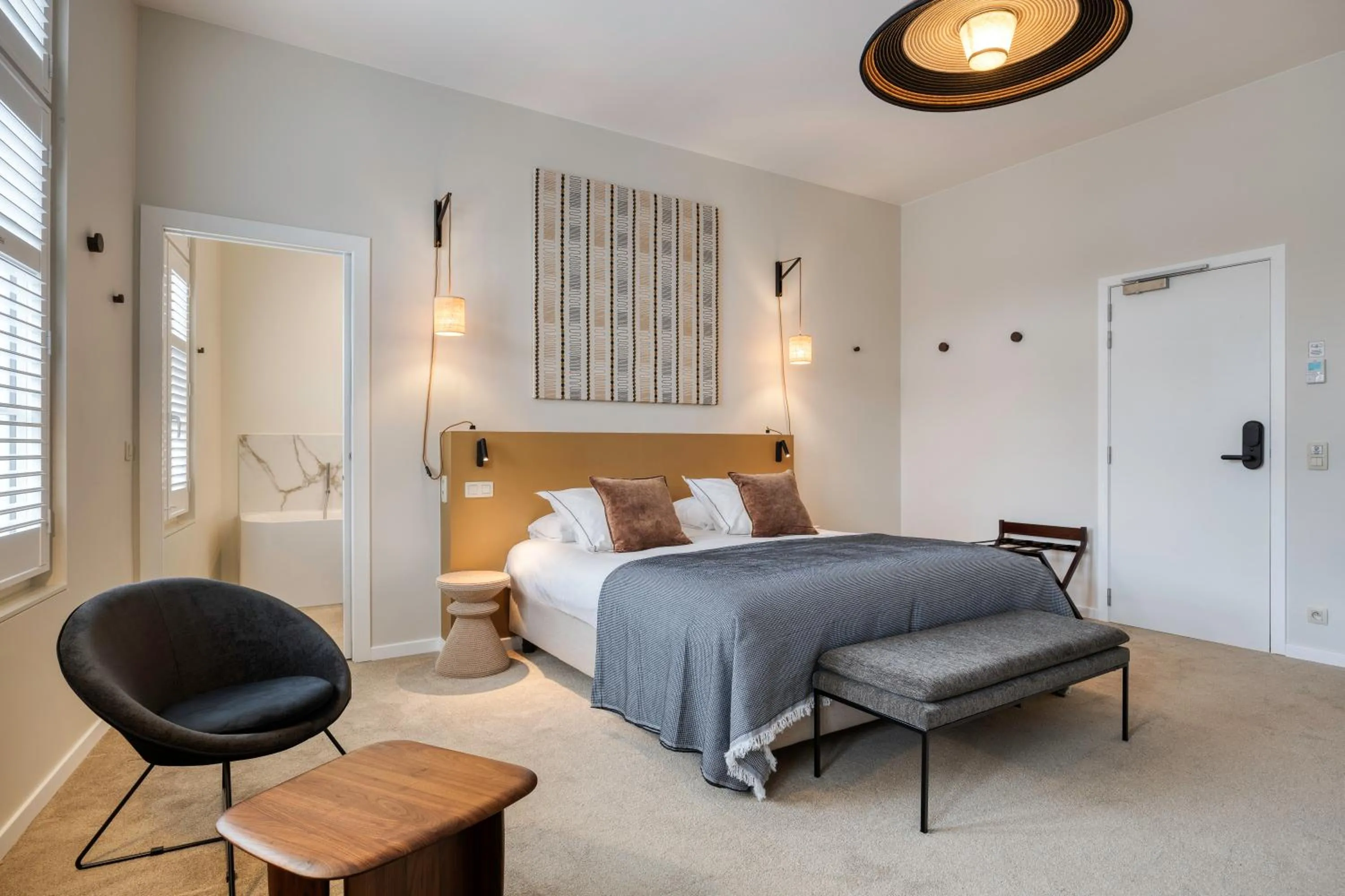 Photo of the whole room, Bed in Made in Catherine