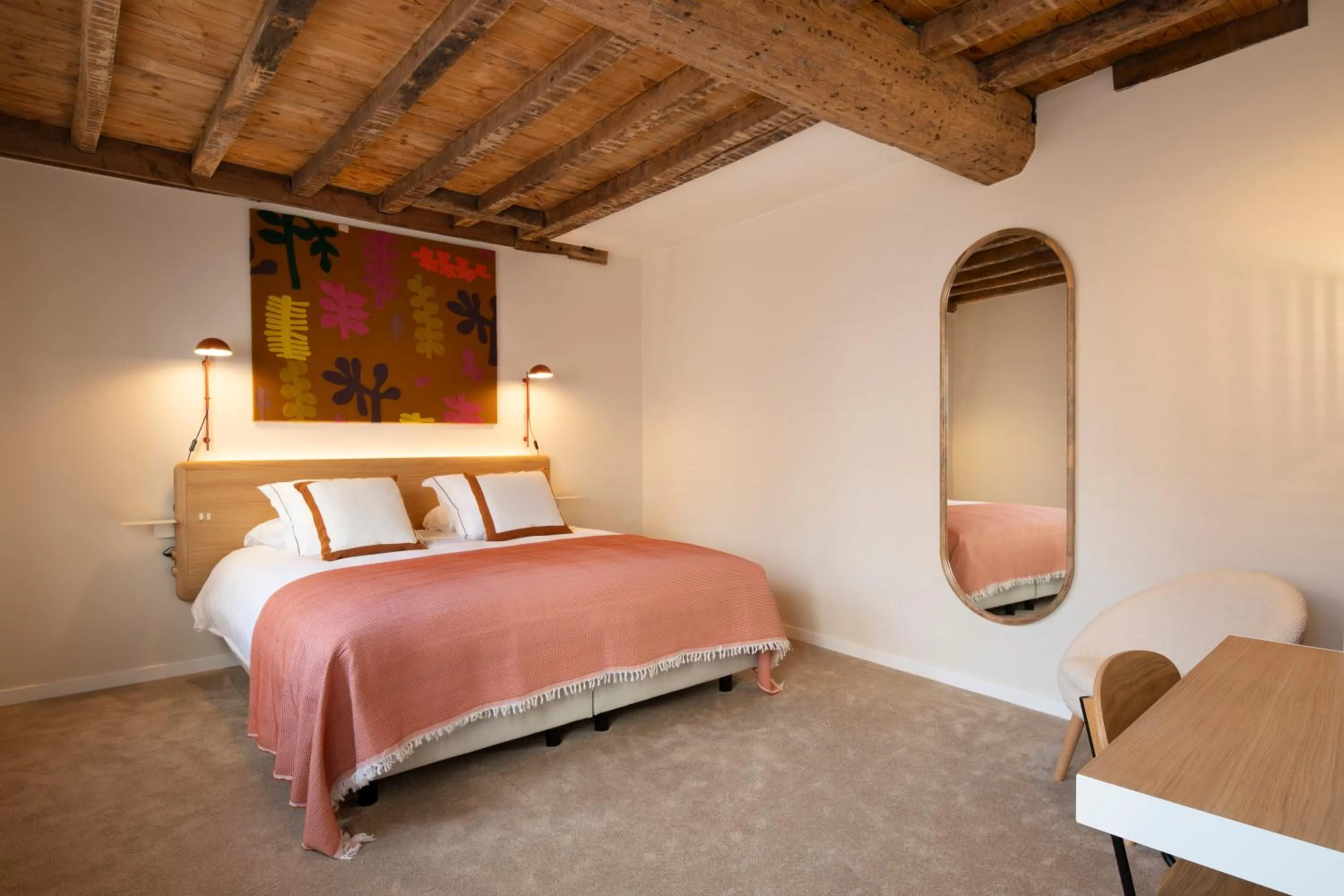 Photo of the whole room, Bed in Made in Catherine