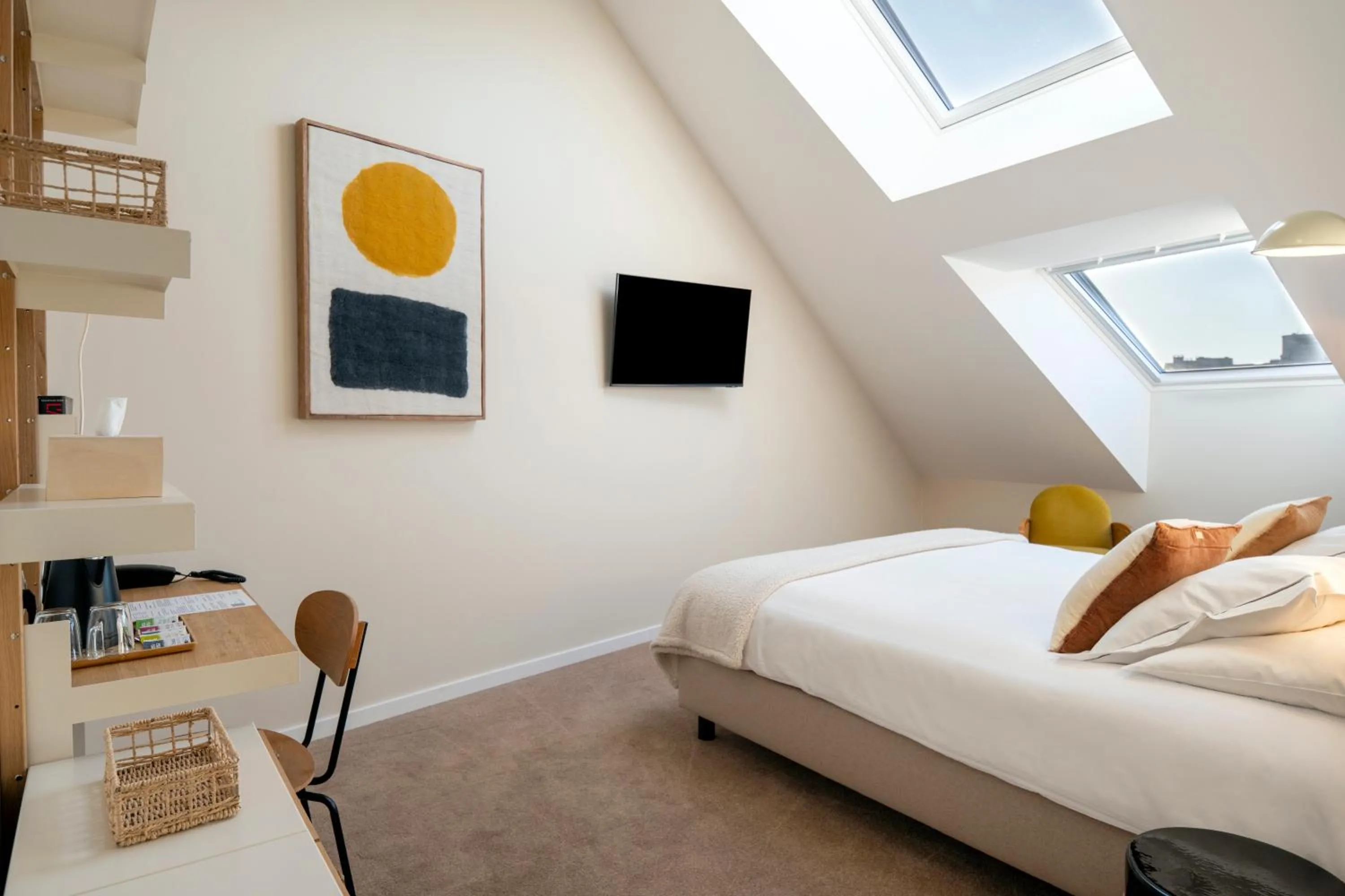 Photo of the whole room, Bed in Made in Catherine
