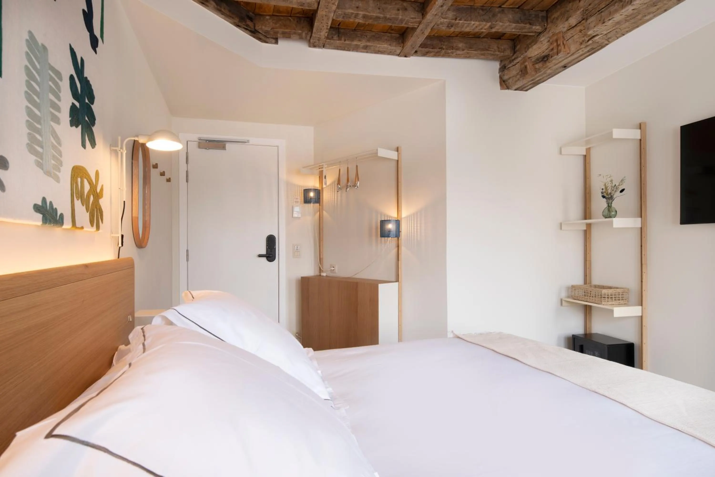 Photo of the whole room, Bed in Made in Catherine