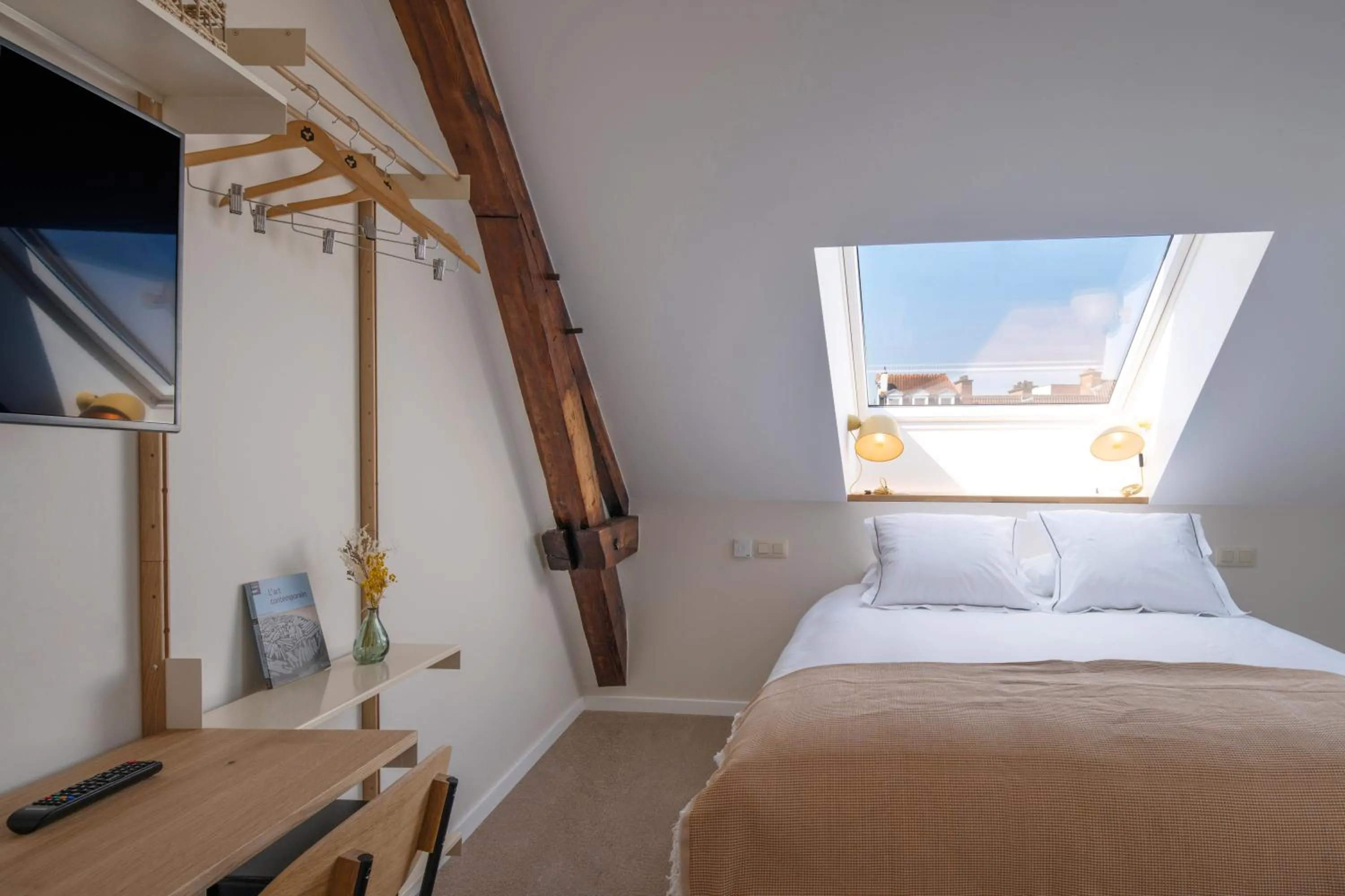 Photo of the whole room, Bed in Made in Catherine