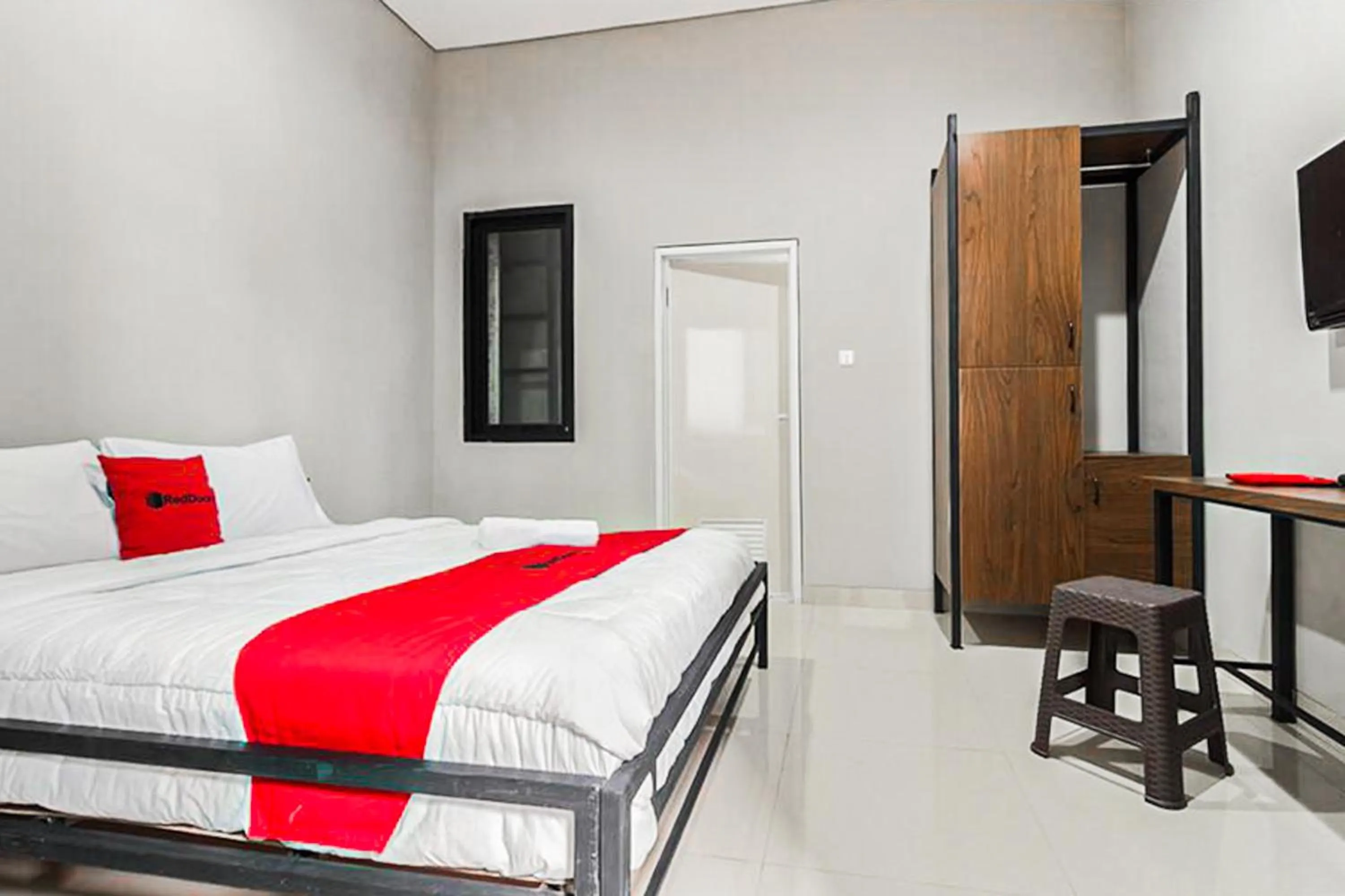 Bedroom, Bed in RedDoorz near Puri Indah Mall