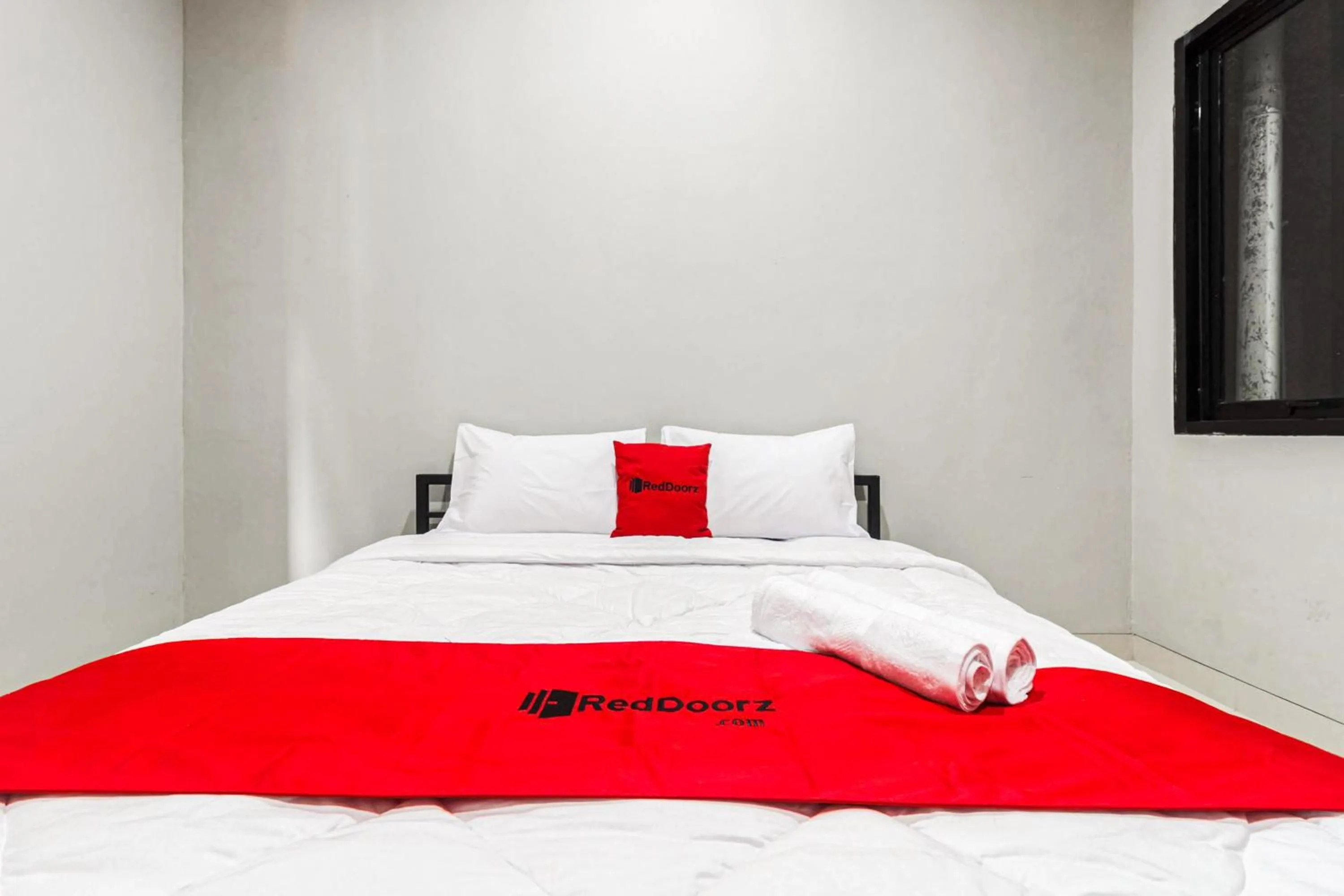 Bedroom, Bed in RedDoorz near Puri Indah Mall