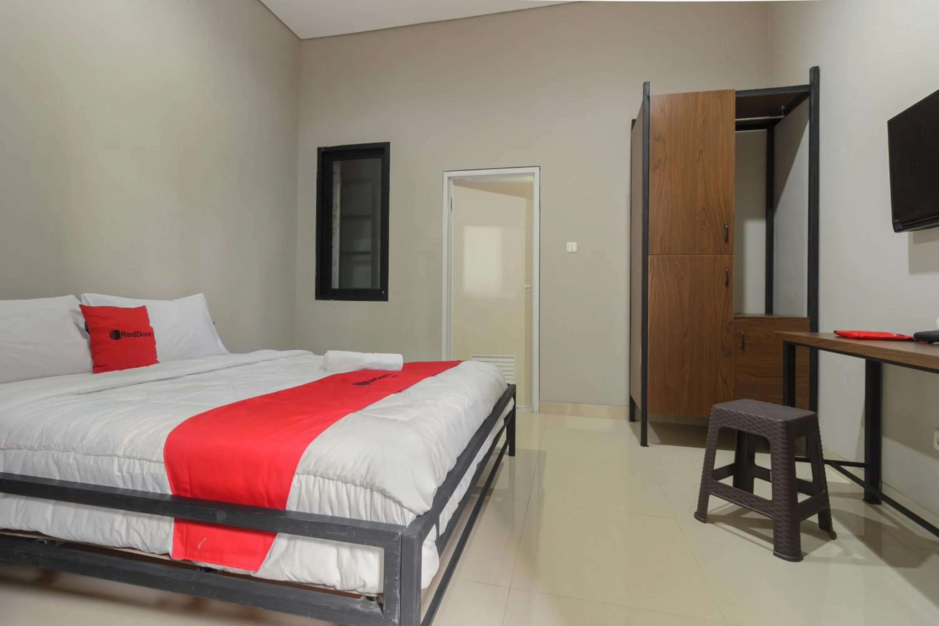 Bedroom, Bed in RedDoorz near Puri Indah Mall