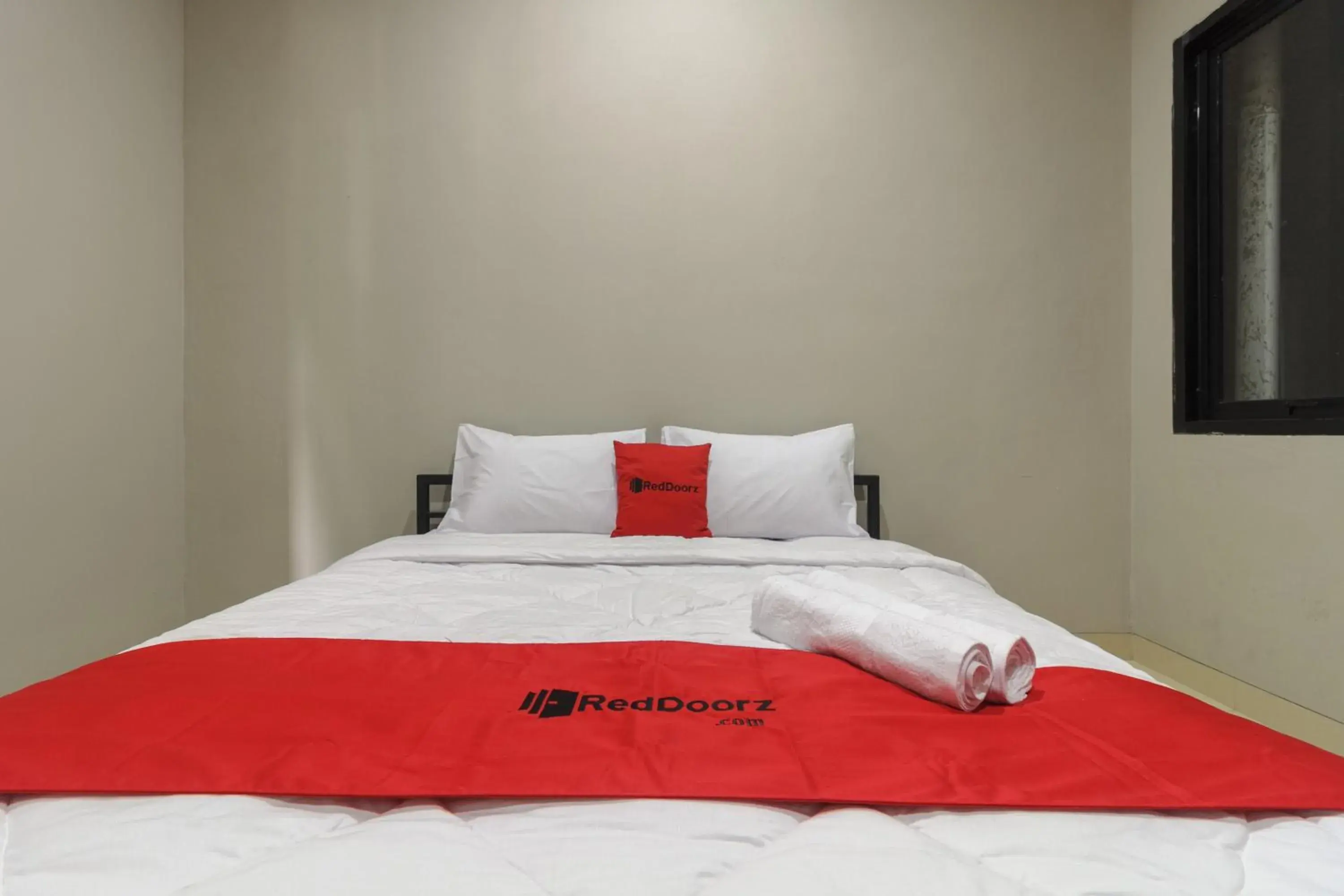 Bedroom, Bed in RedDoorz near Puri Indah Mall Bedroom, Bed in RedDoorz near Puri Indah Mall