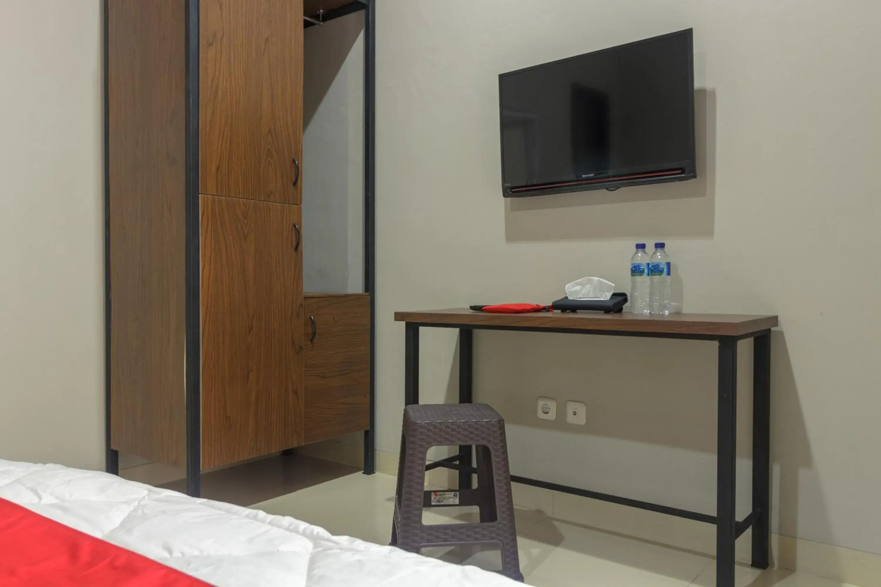 Bedroom, Bed in RedDoorz near Puri Indah Mall Bedroom, Bed in RedDoorz near Puri Indah Mall