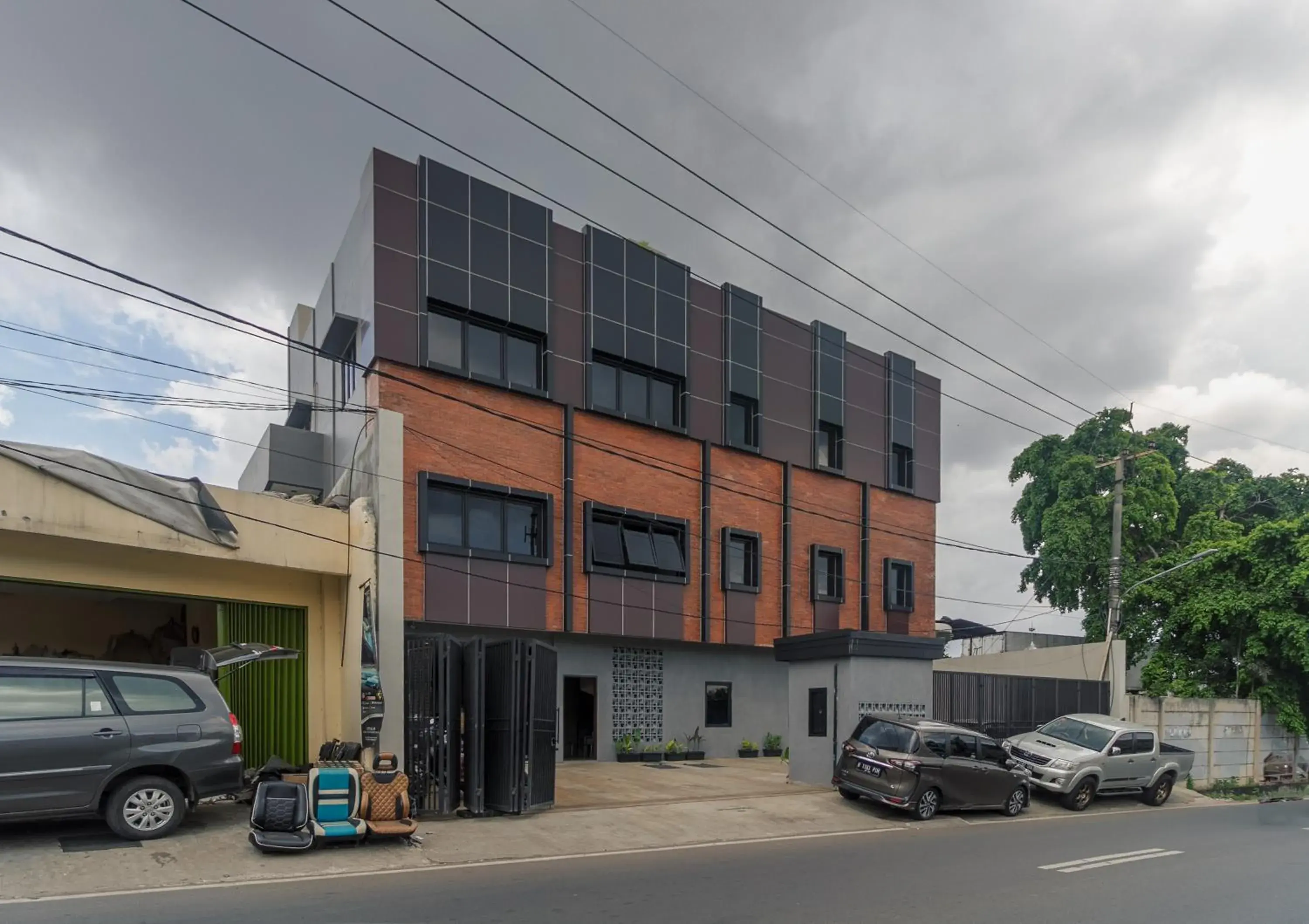 Property building in RedDoorz near Puri Indah Mall Property building in RedDoorz near Puri Indah Mall