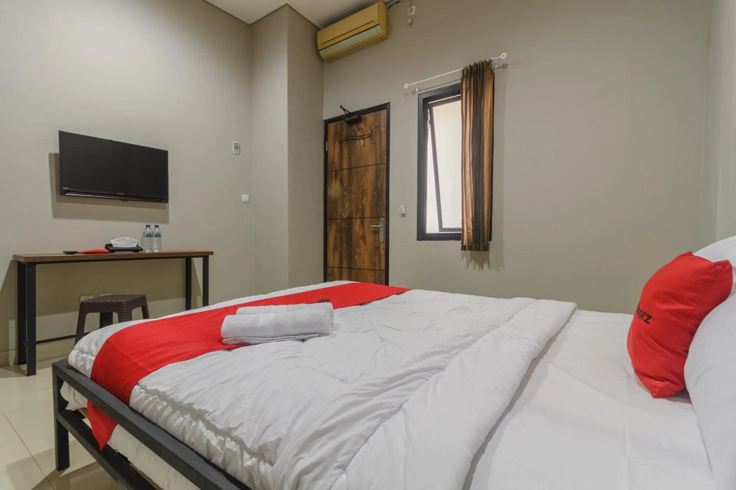 Bedroom, Bed in RedDoorz near Puri Indah Mall