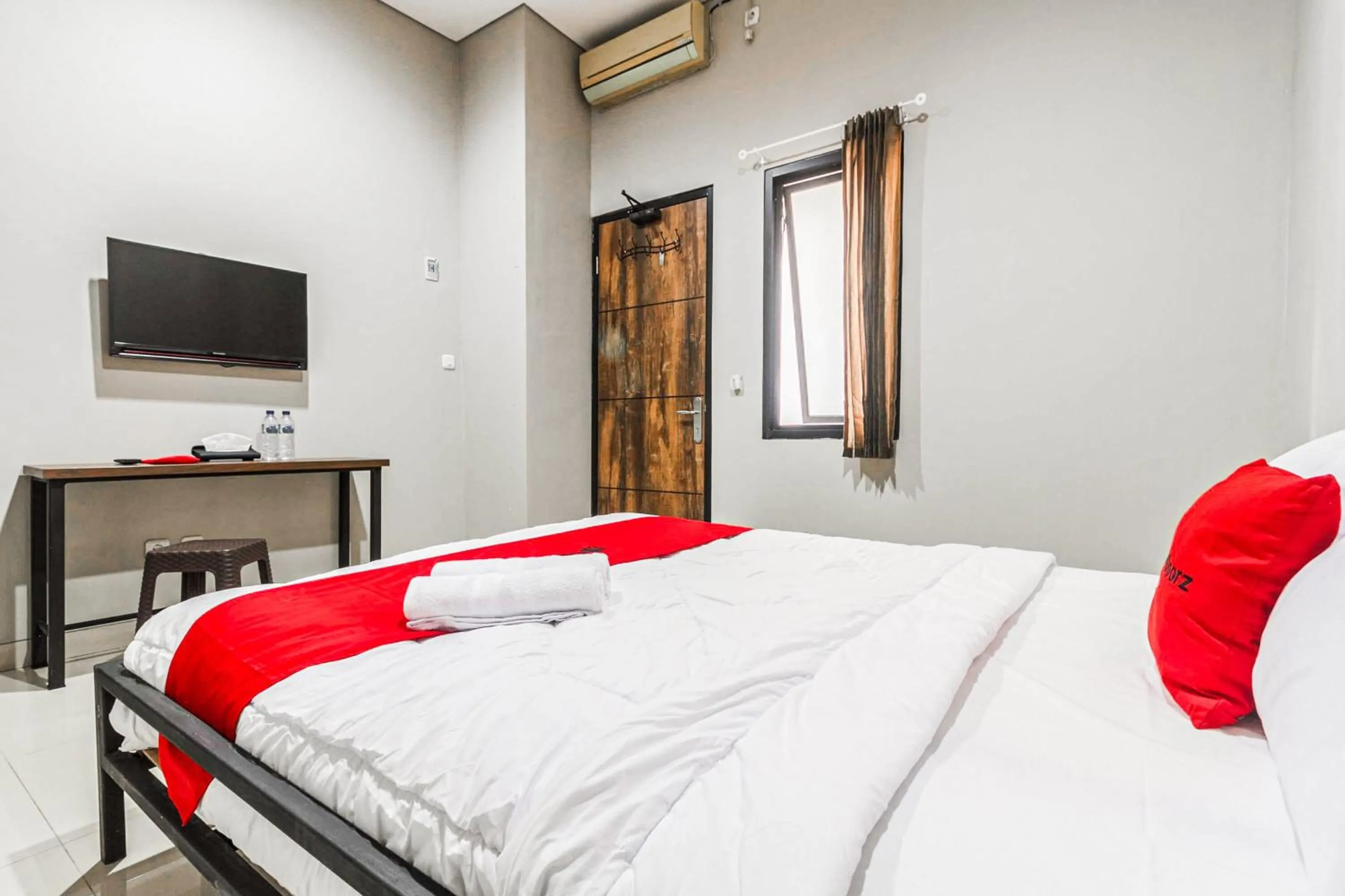 Bedroom, Bed in RedDoorz near Puri Indah Mall
