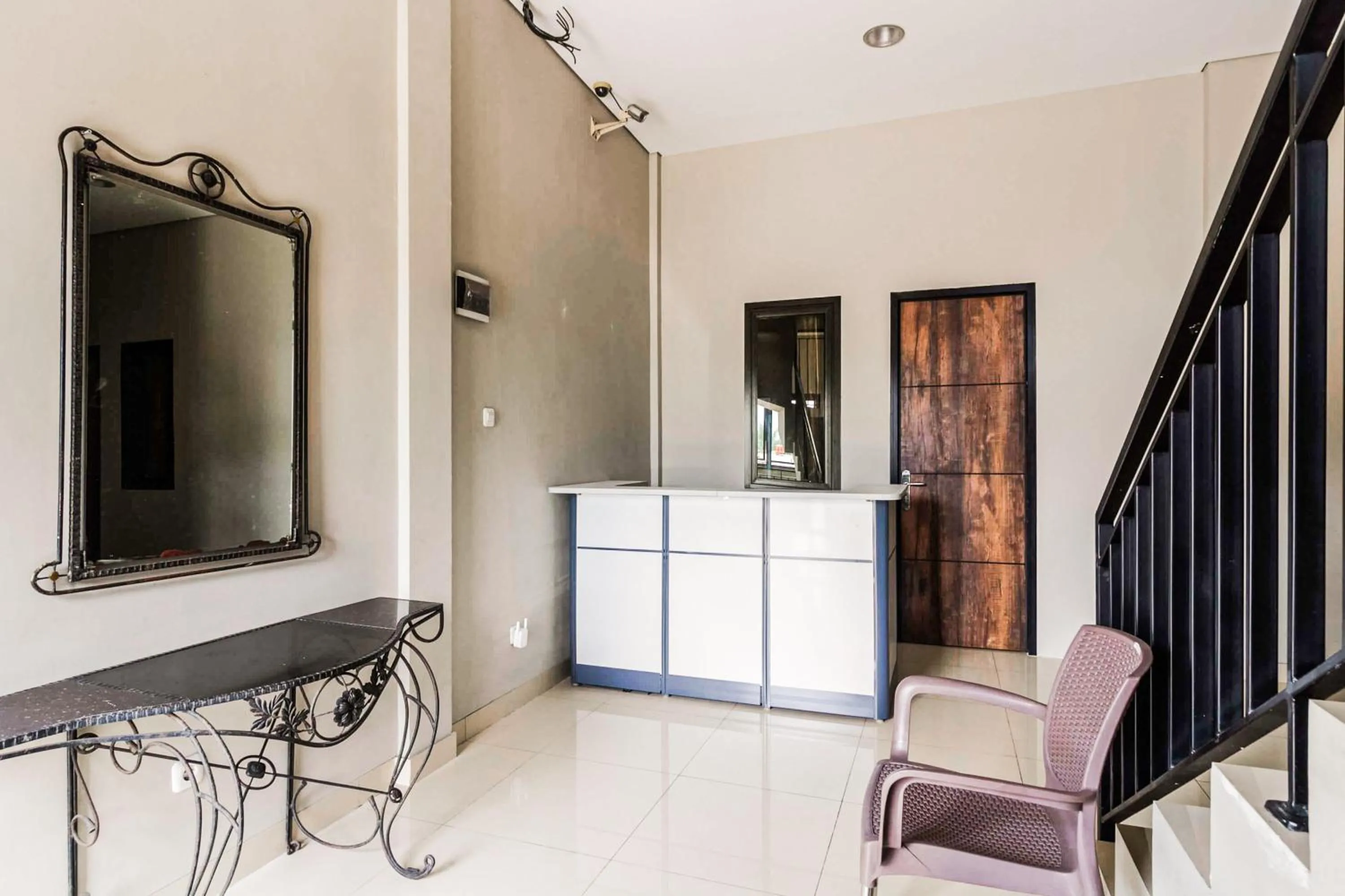 Lobby or reception in RedDoorz near Puri Indah Mall