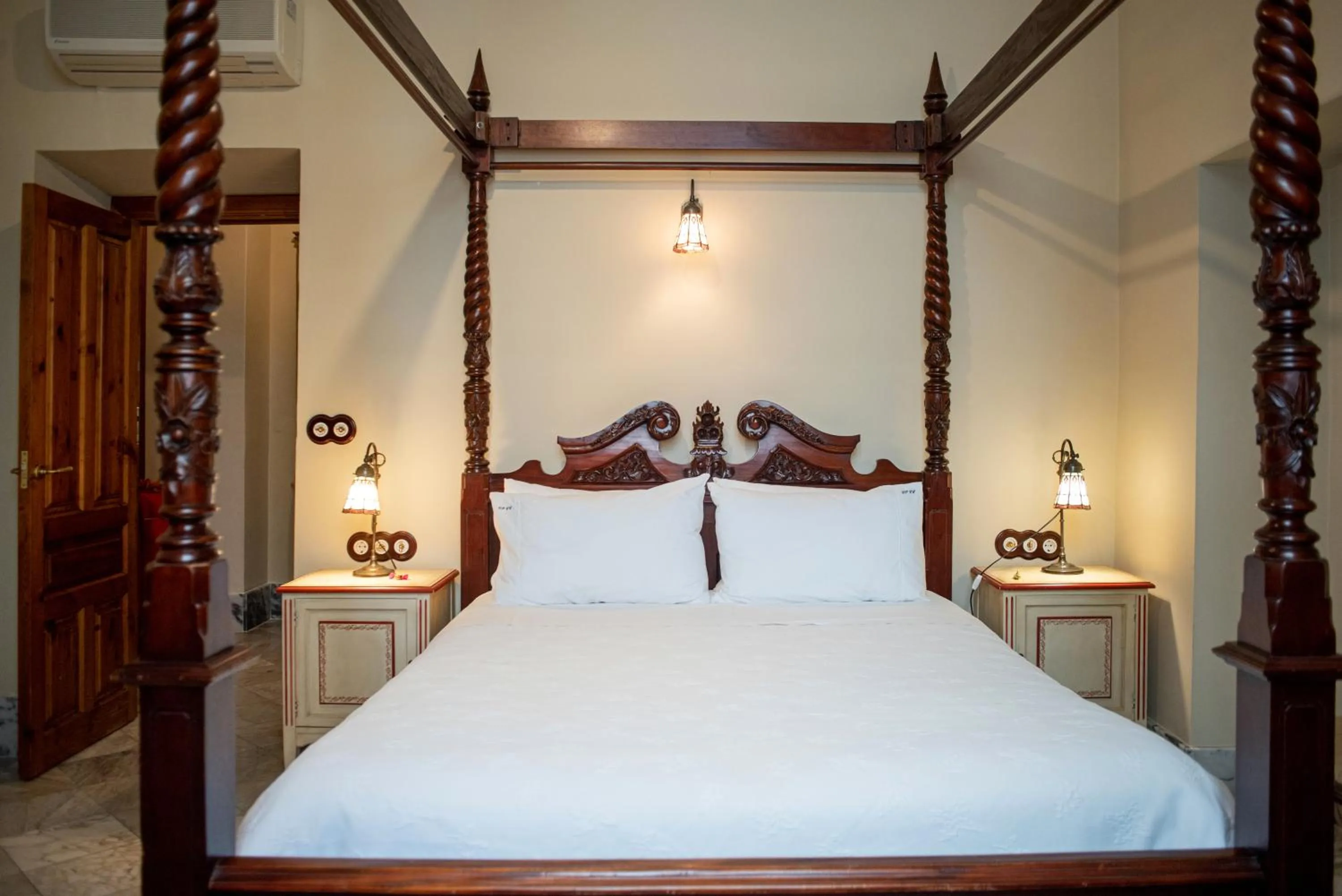 Photo of the whole room, Bed in Hotel Boutique Conde de la Corte