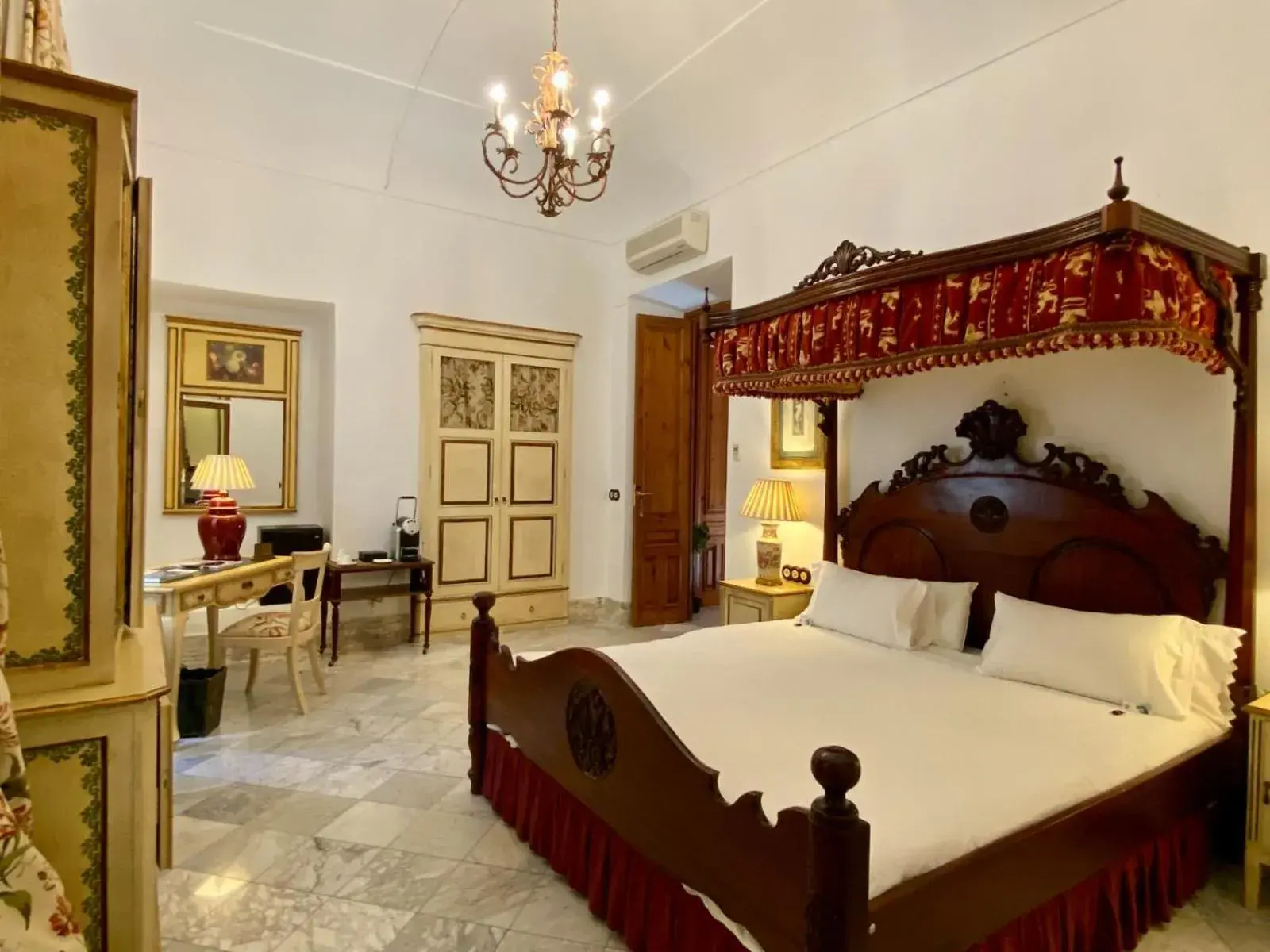 Deluxe King Suite in Hotel Boutique Conde de la Corte Deluxe King Suite in Hotel Boutique Conde de la Corte