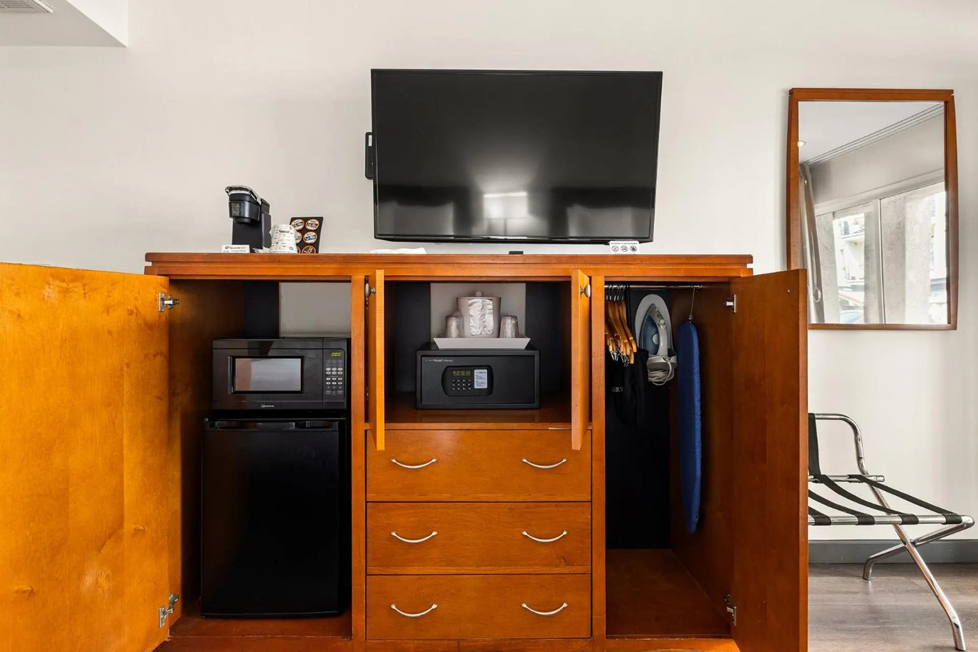 TV and multimedia in Vagabond Inn Glendale