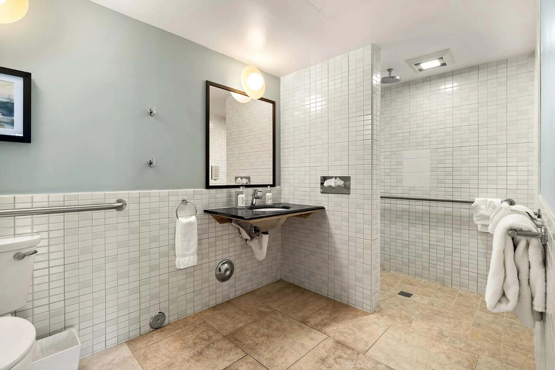 Shower in Vagabond Inn Glendale