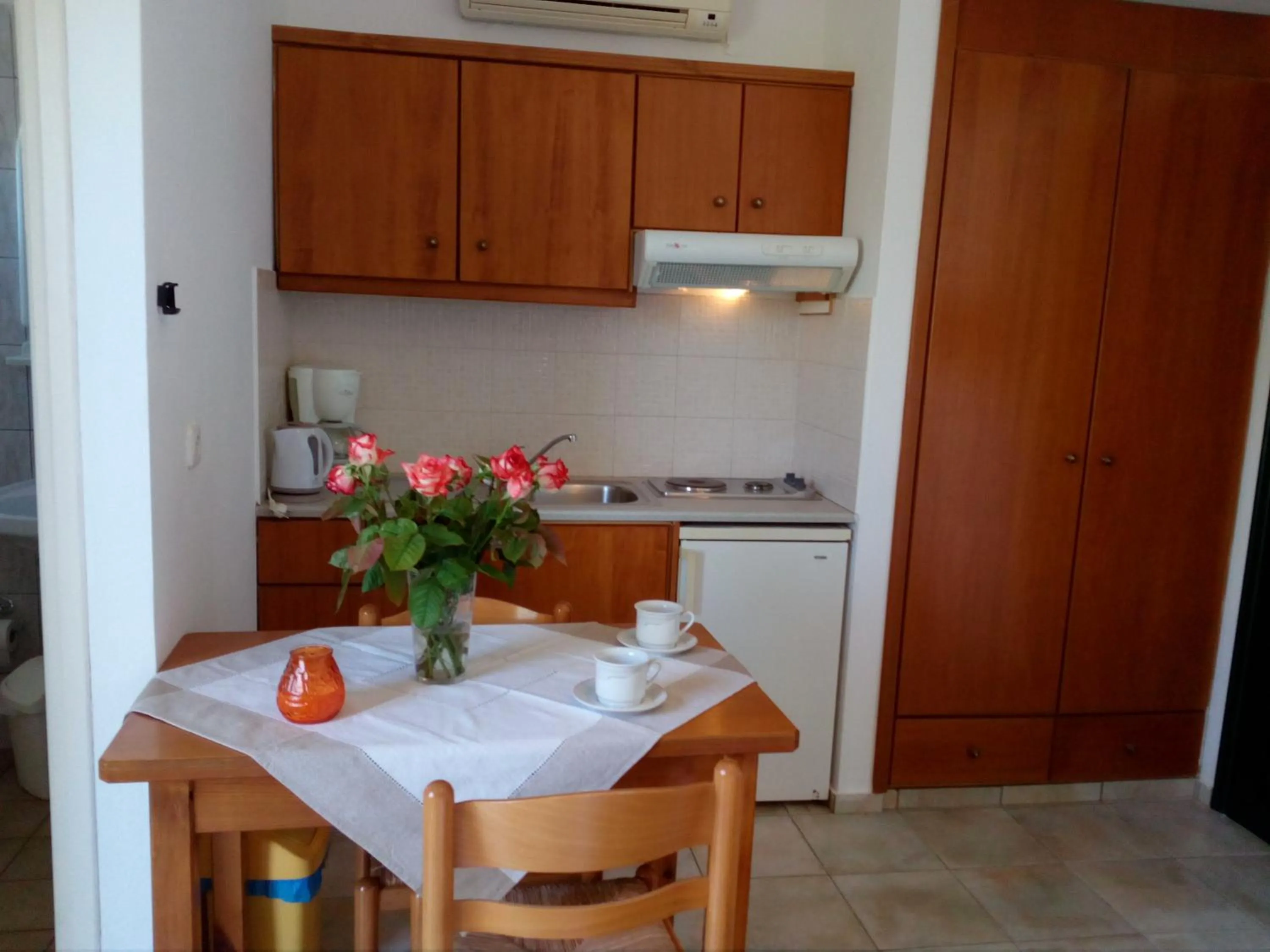 Kitchen or kitchenette in Aspri Petra Apartments