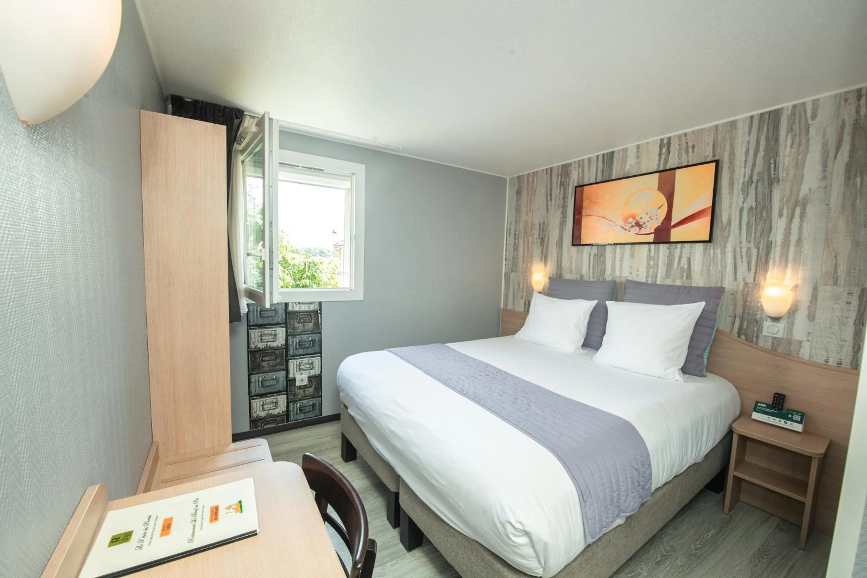 Bedroom, Bed in Logis Hôtel - Le Relais du Parisis