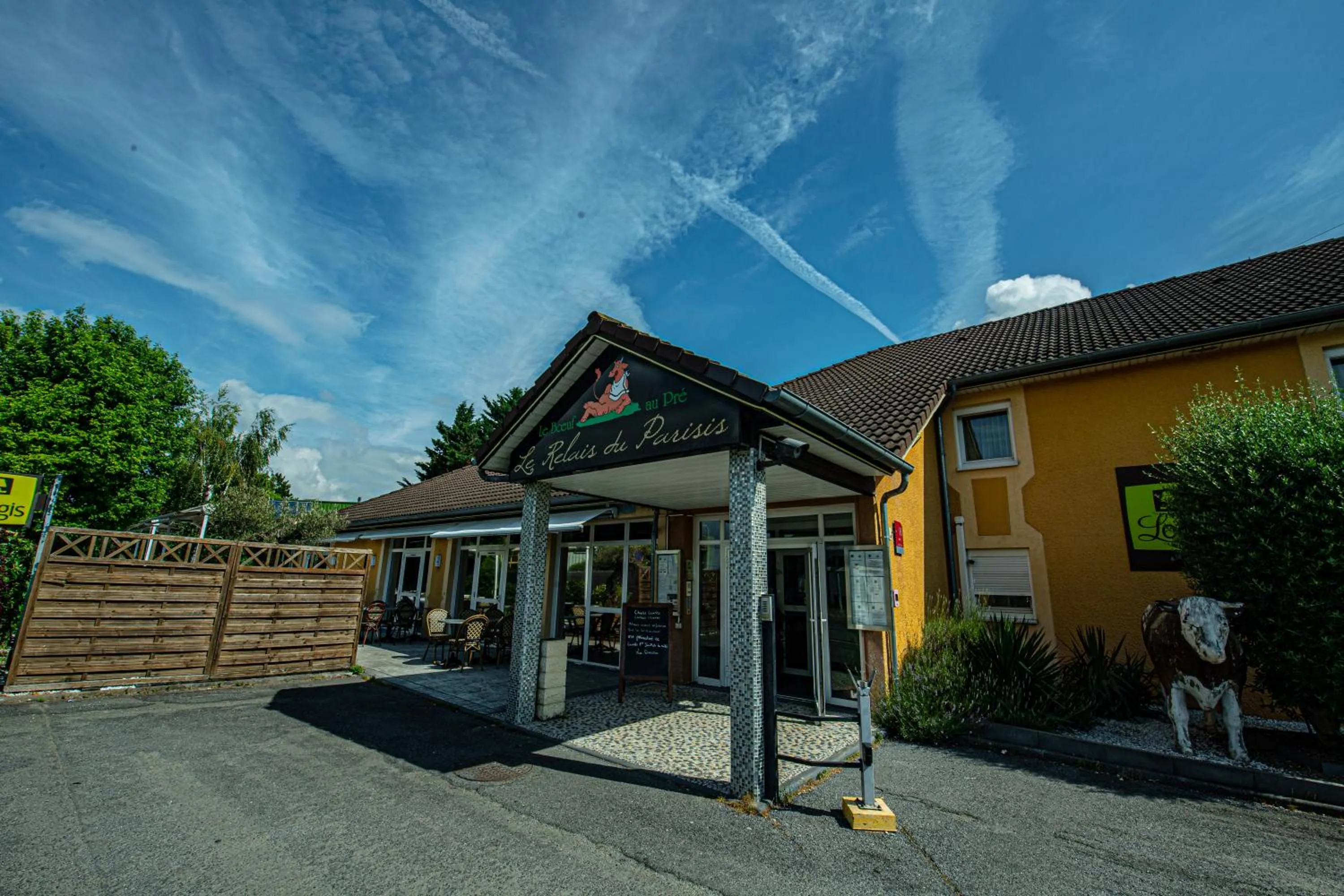 Property building in Logis Hôtel - Le Relais du Parisis