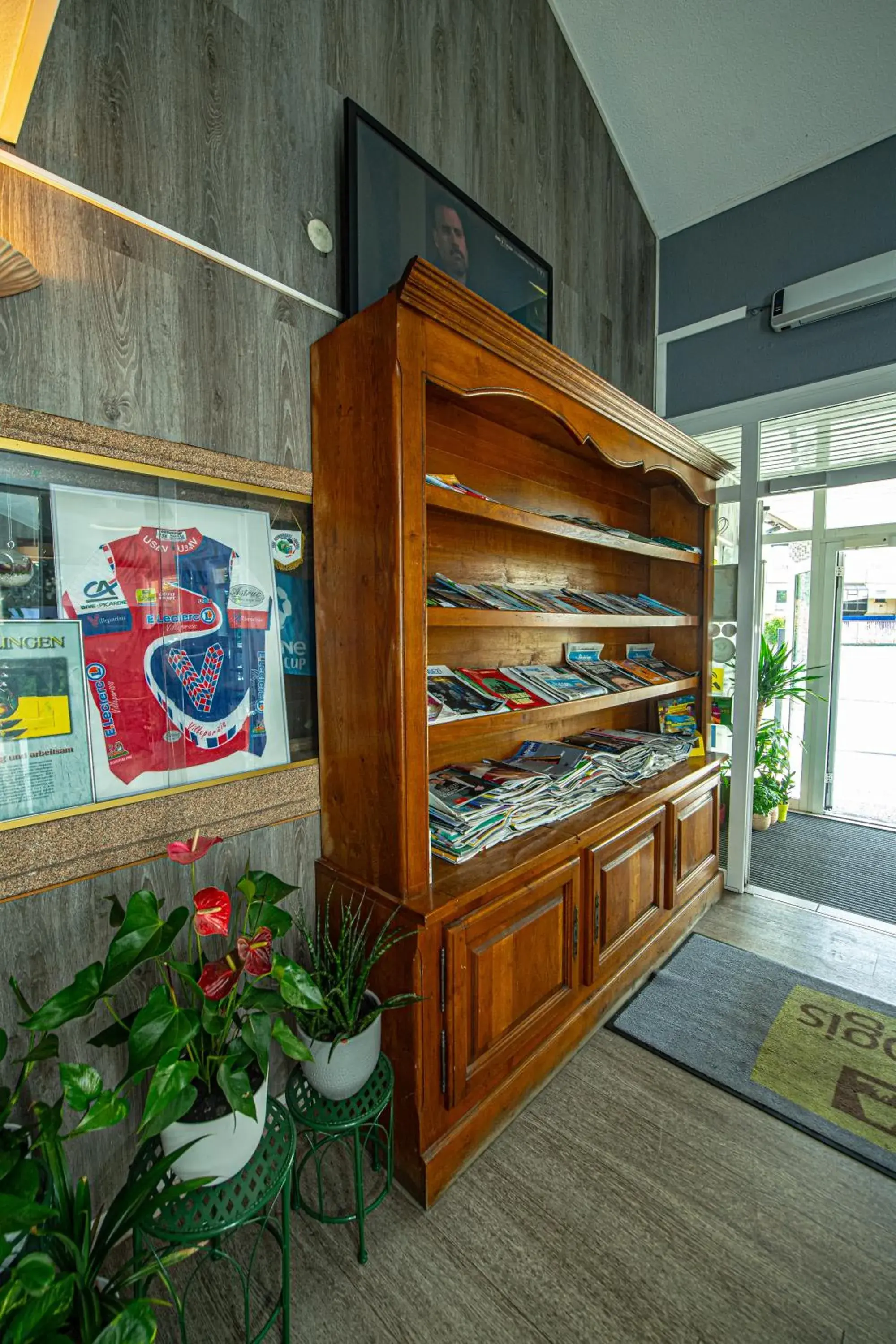 Property building in Logis Hôtel - Le Relais du Parisis Property building in Logis Hôtel - Le Relais du Parisis