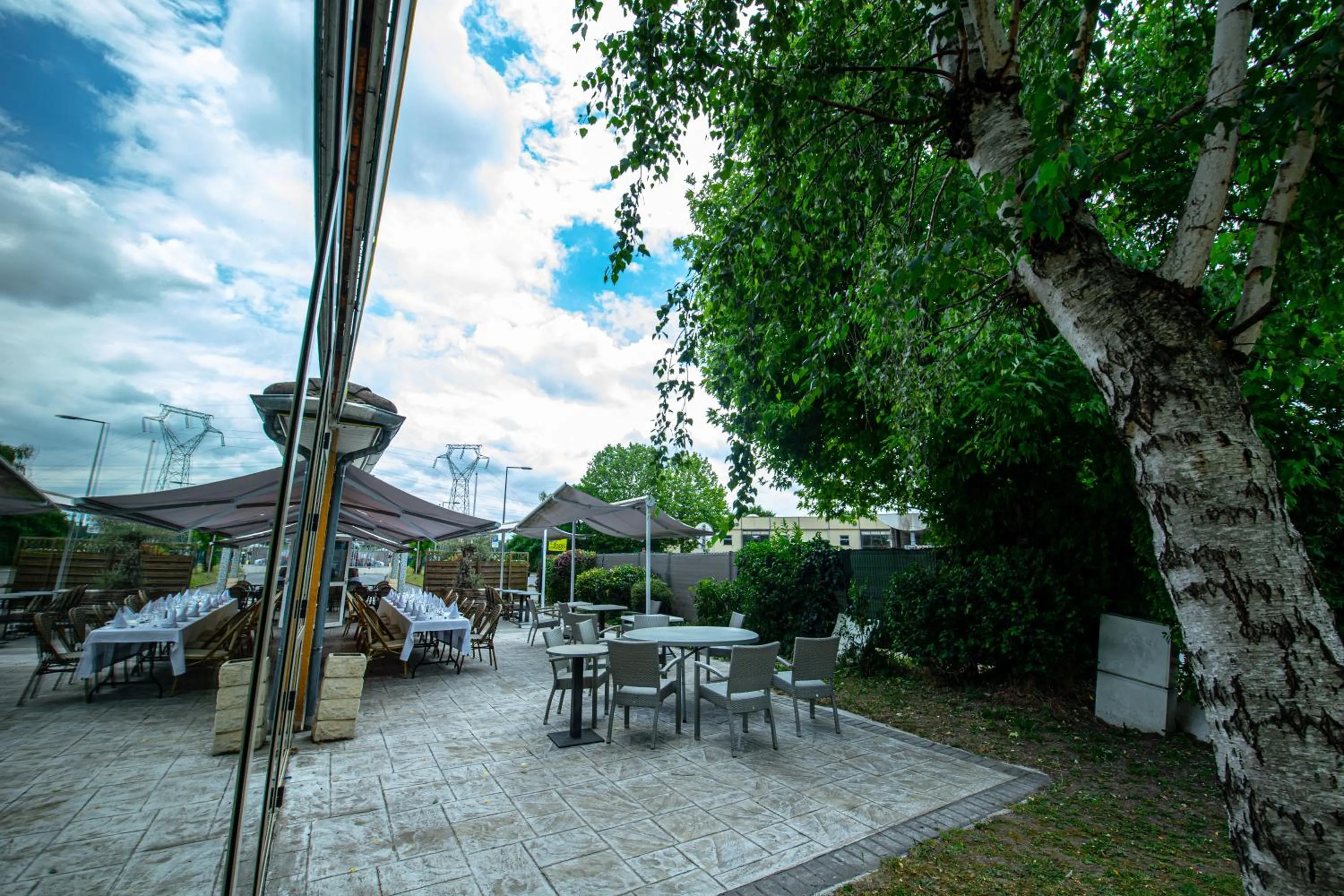 Patio in Logis Hôtel - Le Relais du Parisis