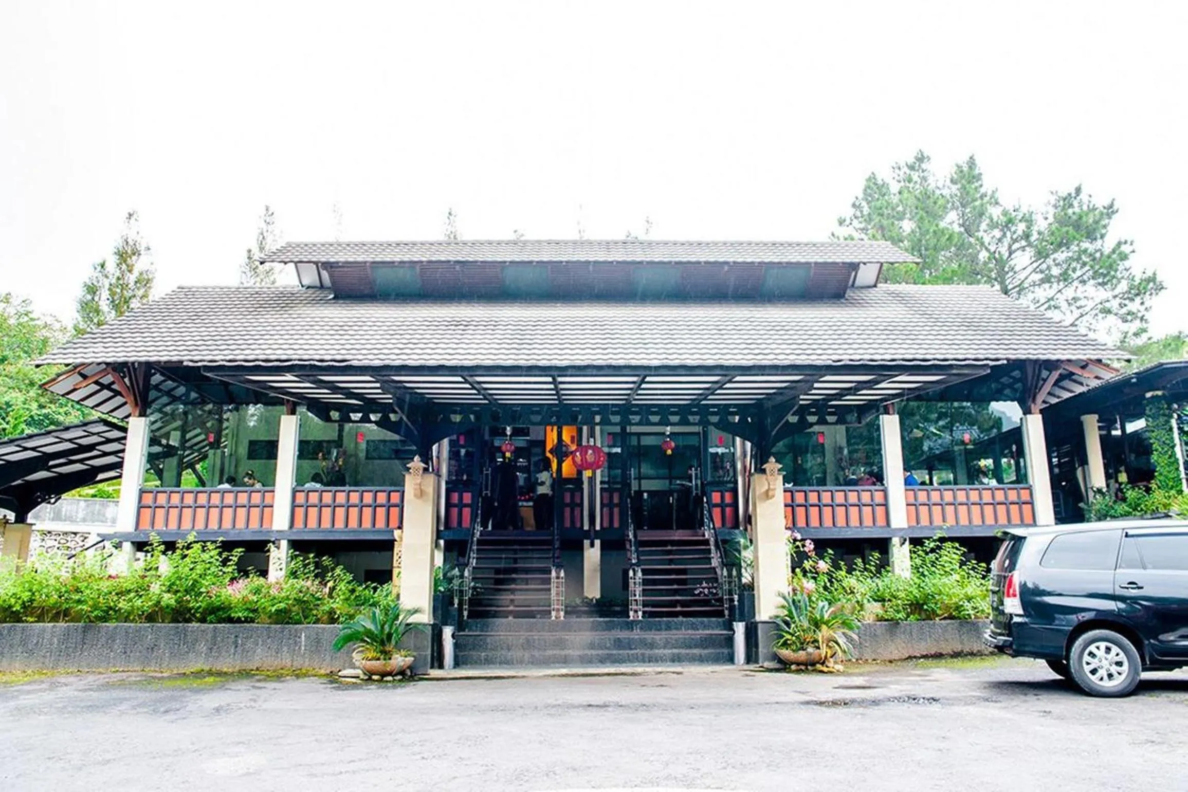 Restaurant/places to eat in Taman Simalem Resort