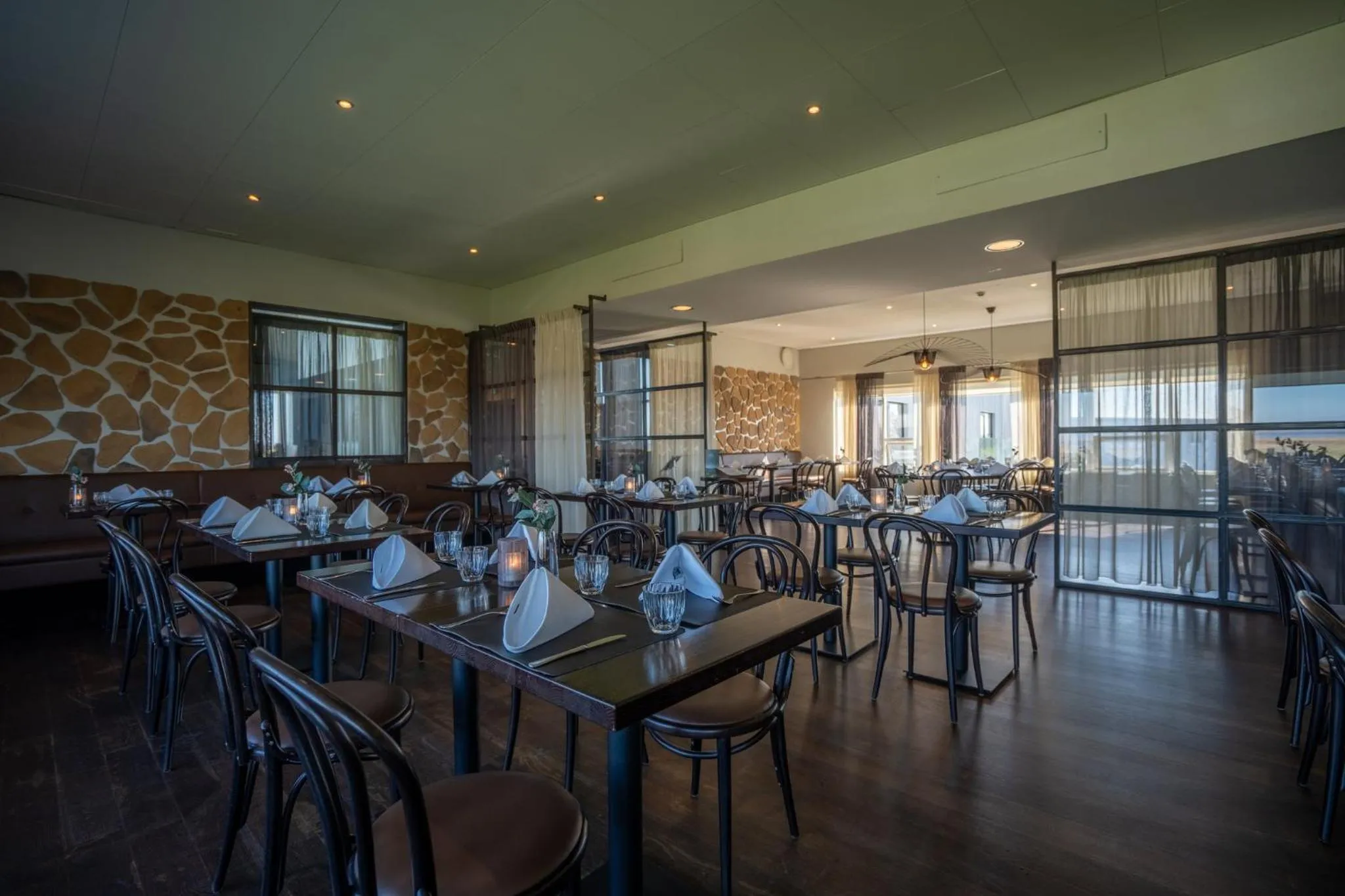 Restaurant/places to eat in Hotel Laki