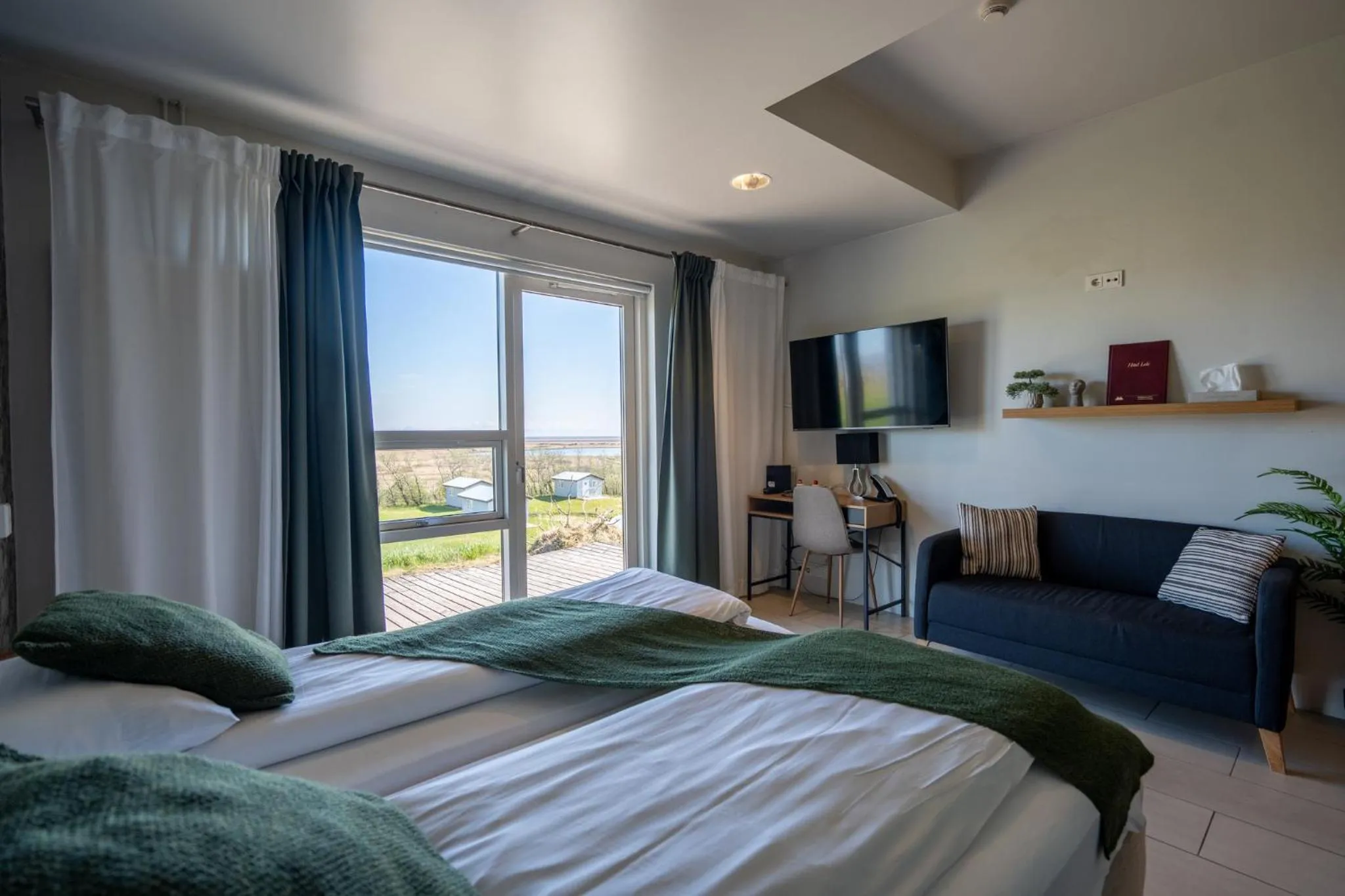 Bedroom, Bed in Hotel Laki