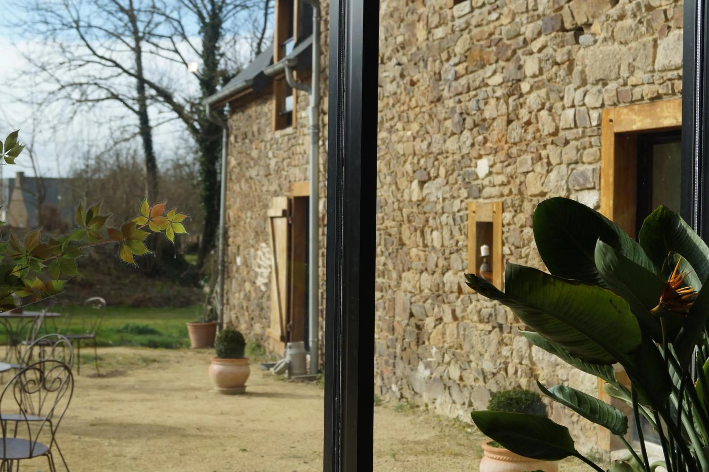Inner courtyard view in Aux Greniers à Rêves