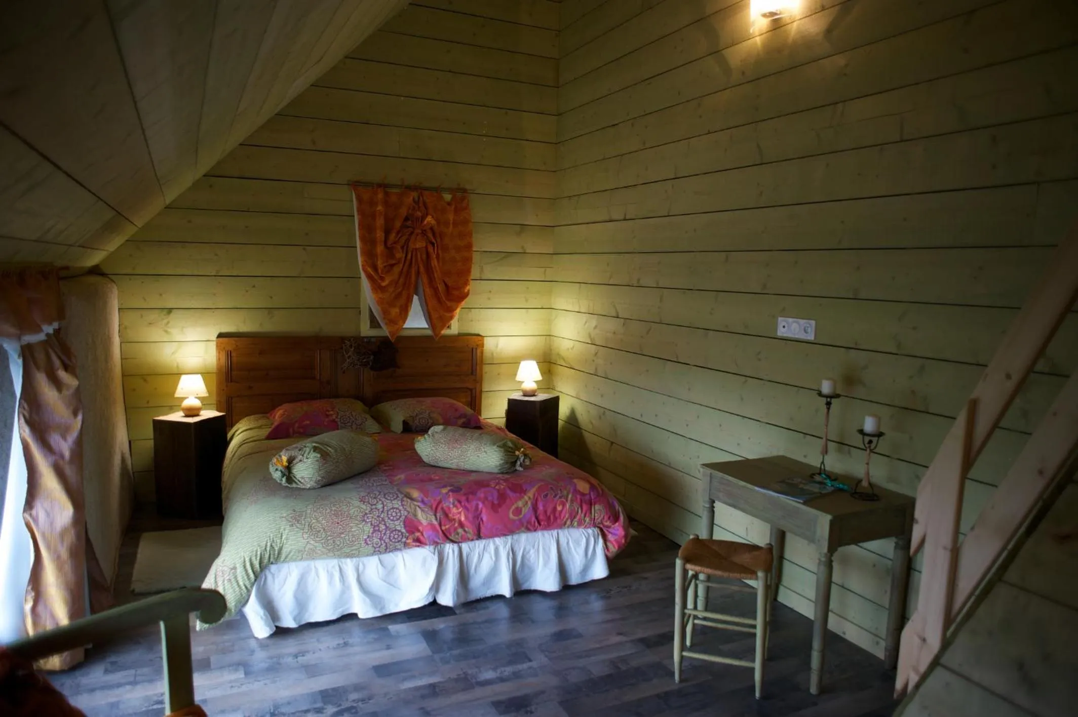 Photo of the whole room, Bed in Aux Greniers à Rêves