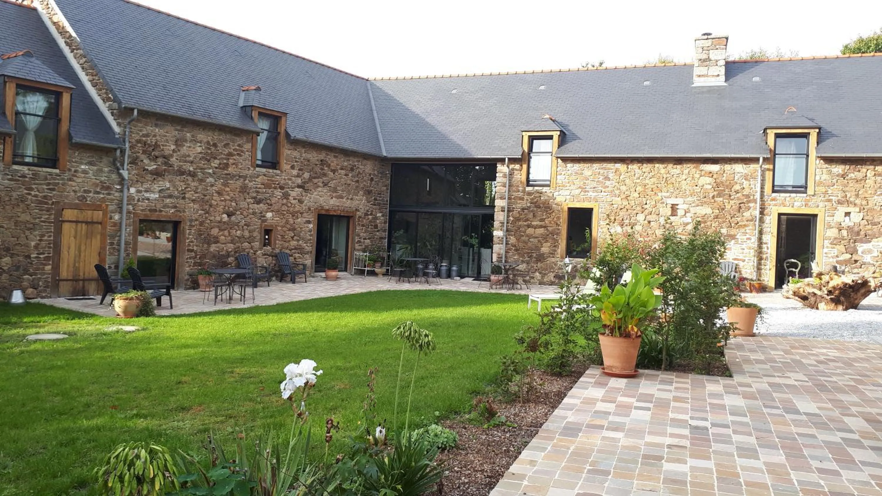 Garden view in Aux Greniers à Rêves