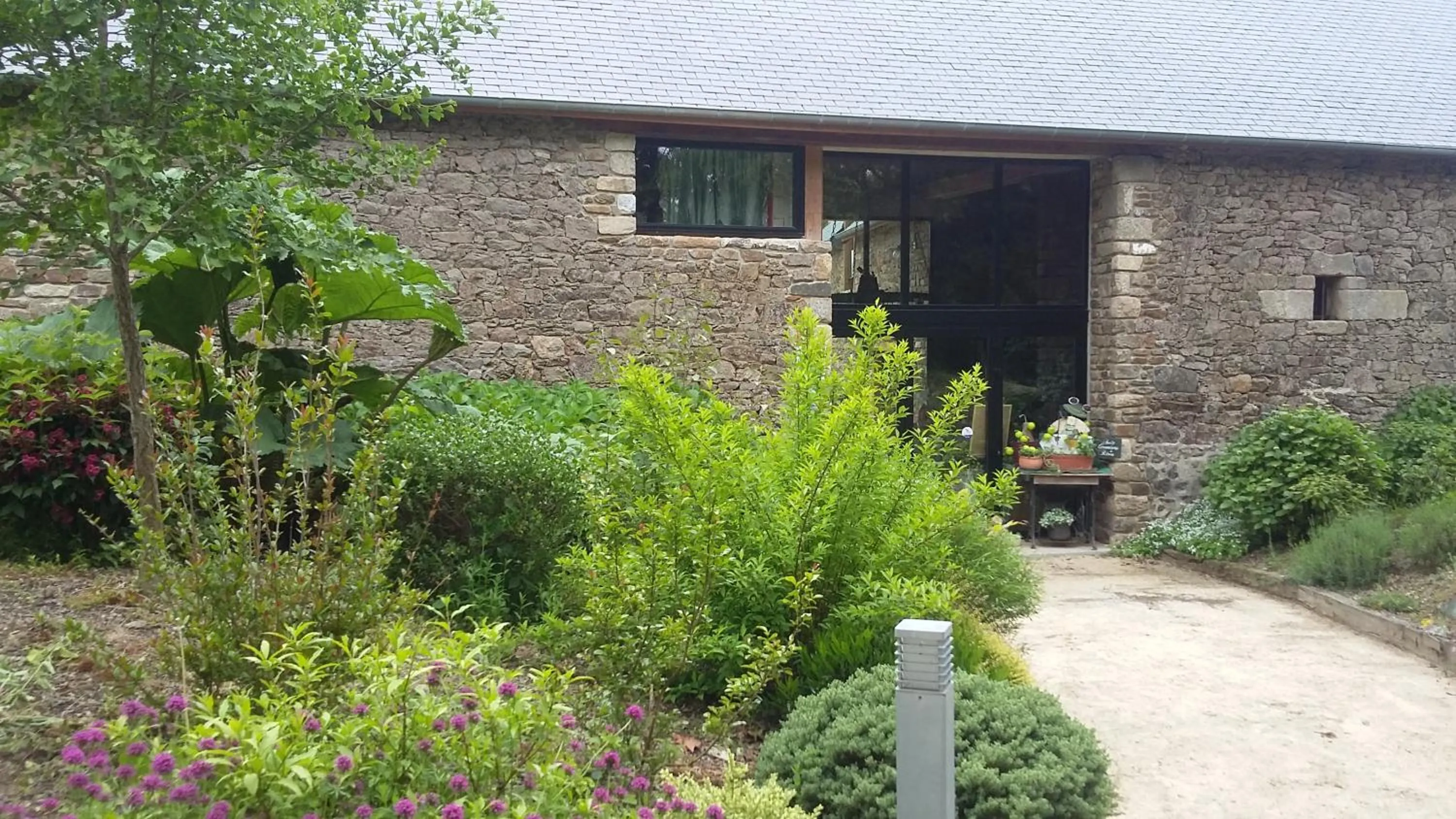 Garden view in Aux Greniers à Rêves
