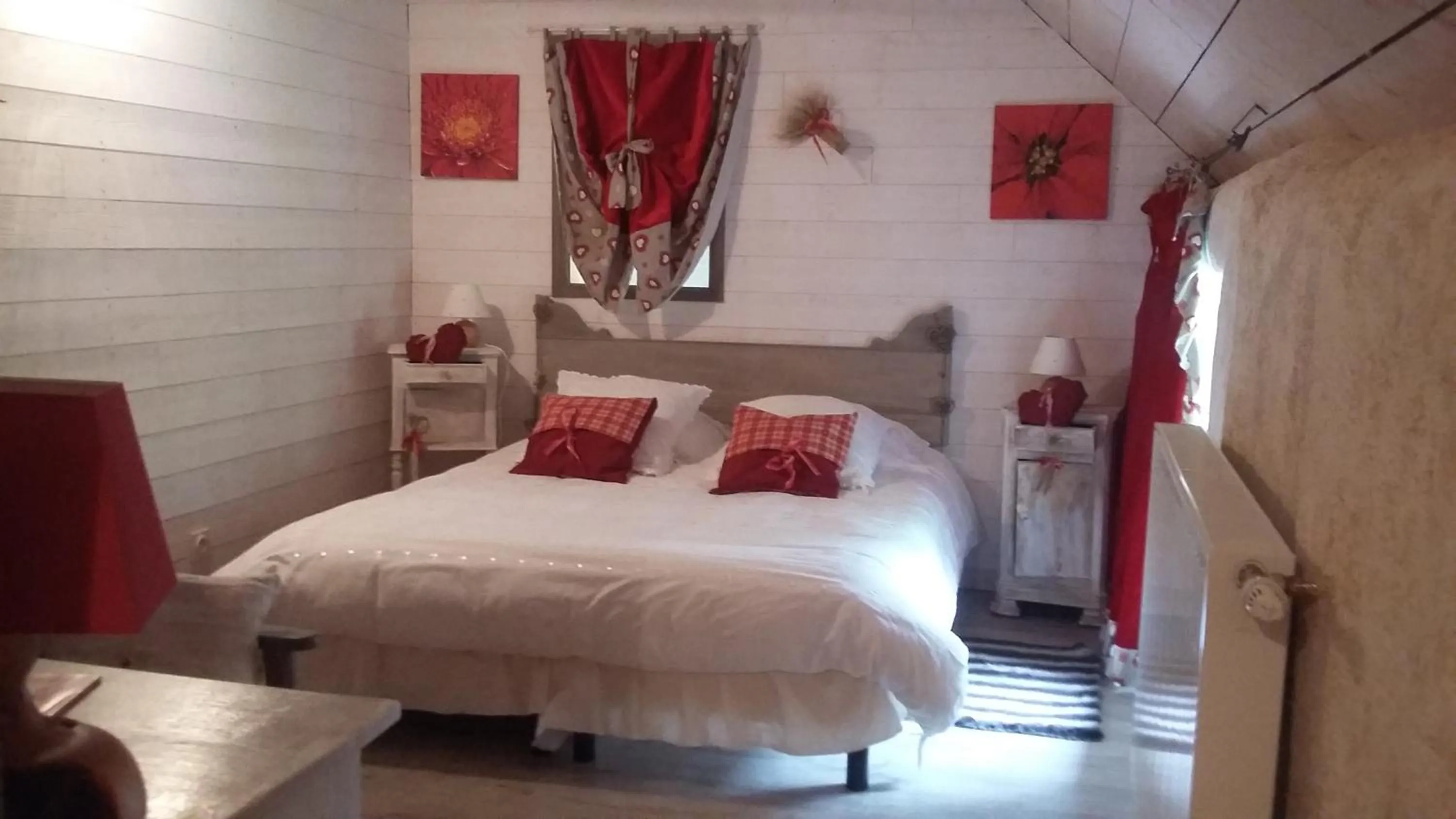Photo of the whole room, Bed in Aux Greniers à Rêves