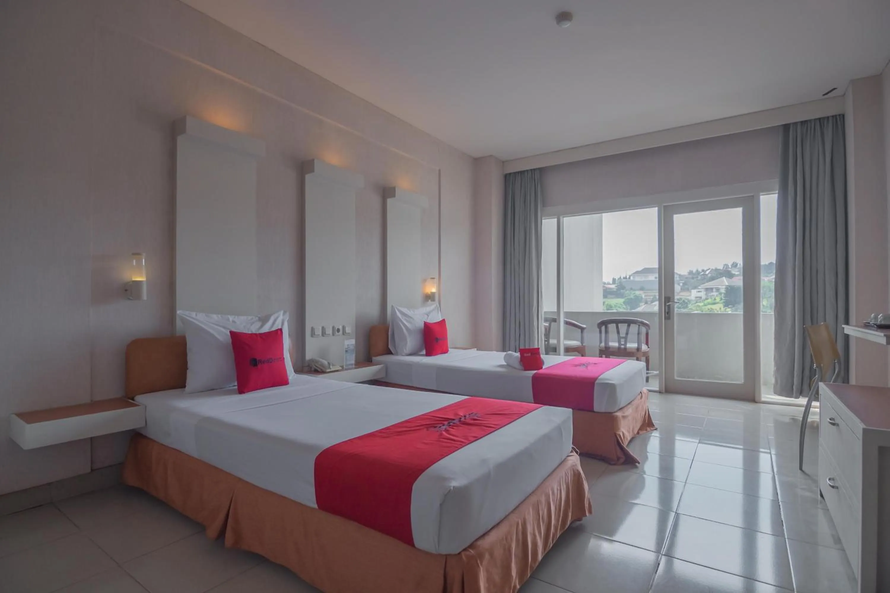 Deluxe Twin Room in RedDoorz near UPI Setiabudhi Bandung