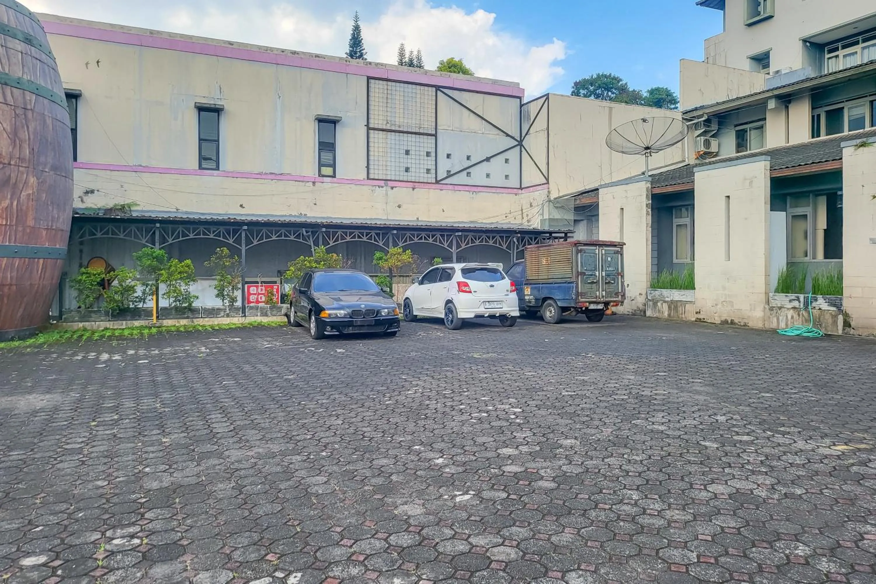 Parking in RedDoorz near UPI Setiabudhi Bandung