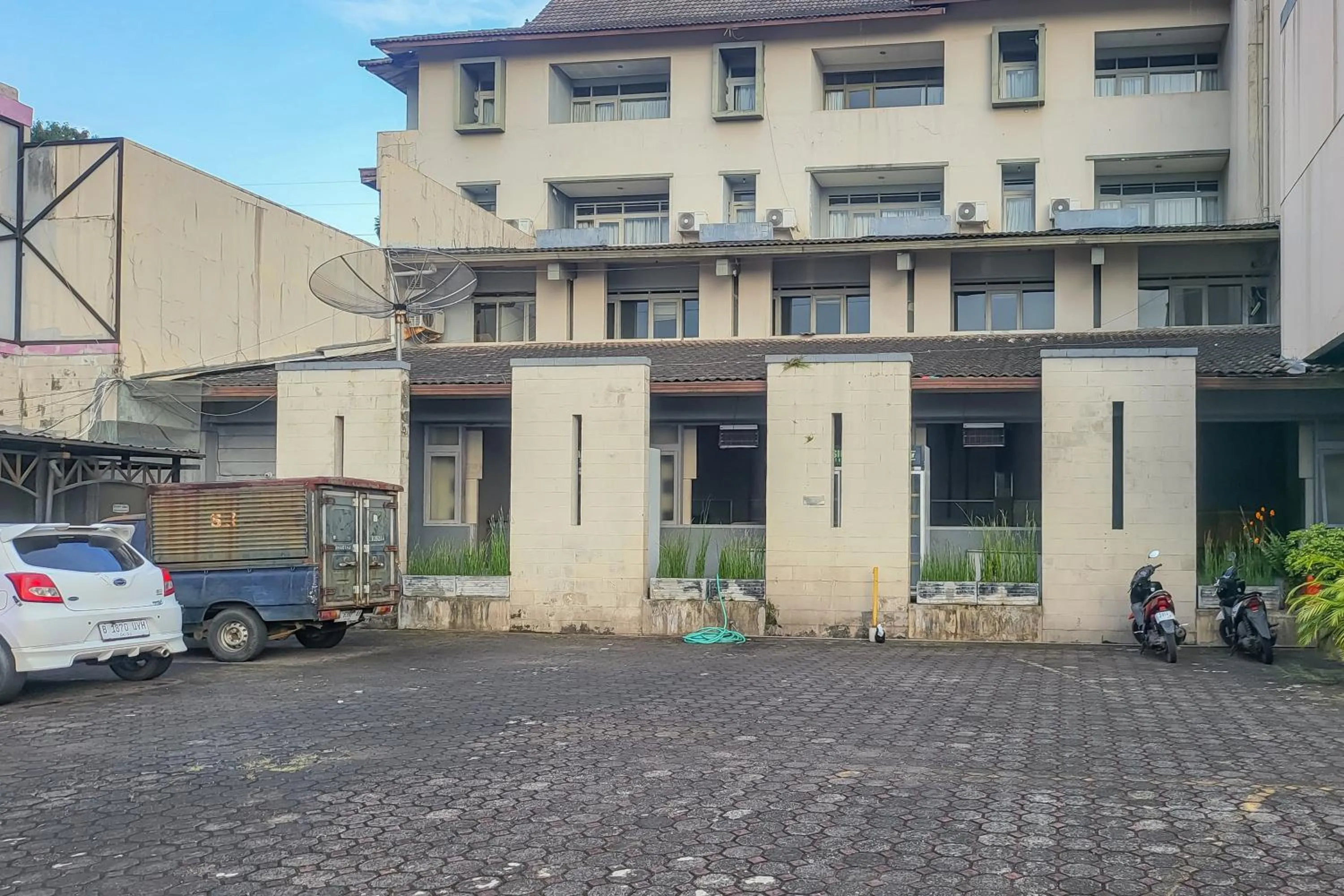 Parking in RedDoorz near UPI Setiabudhi Bandung