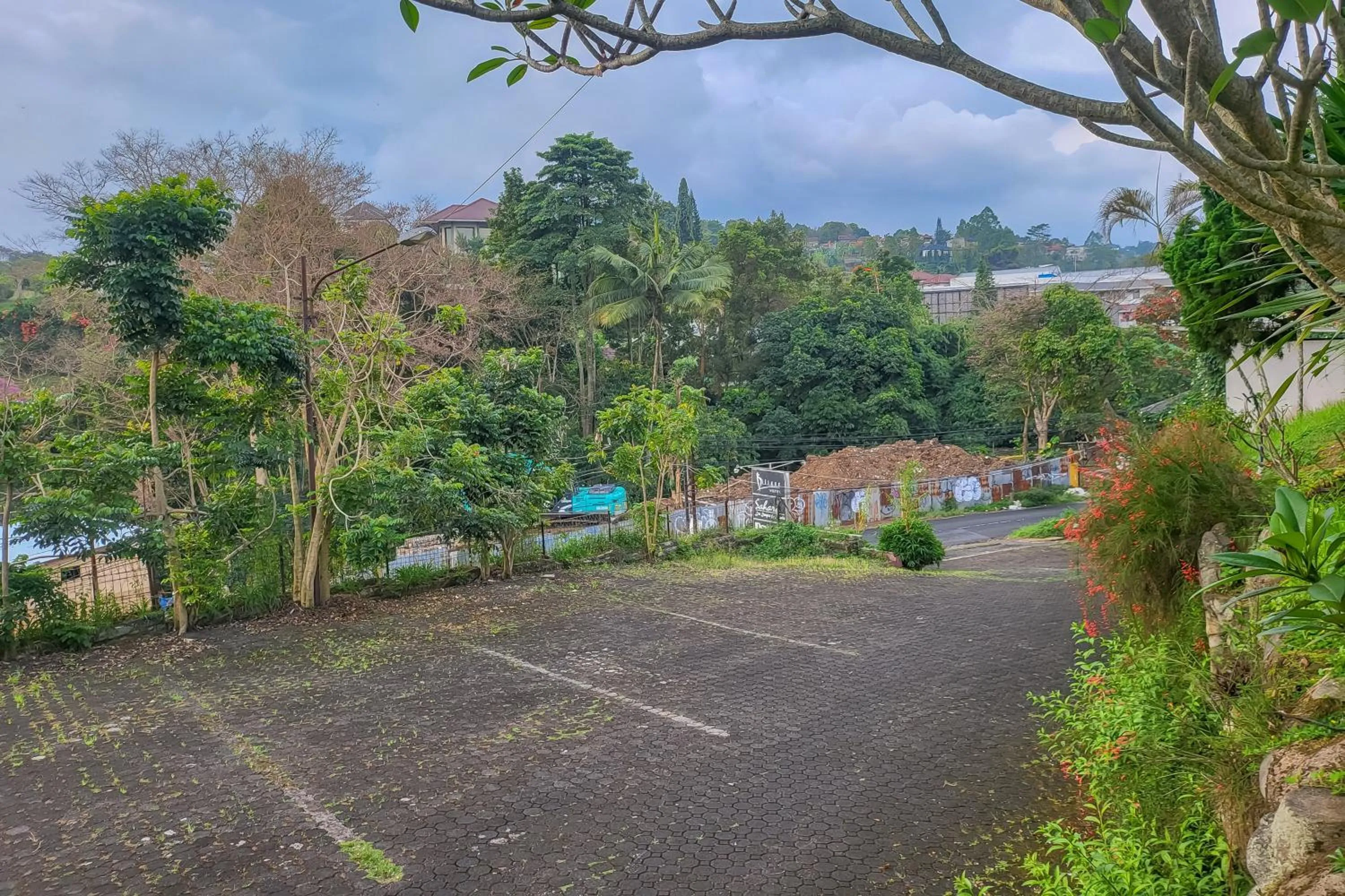 Parking in RedDoorz near UPI Setiabudhi Bandung