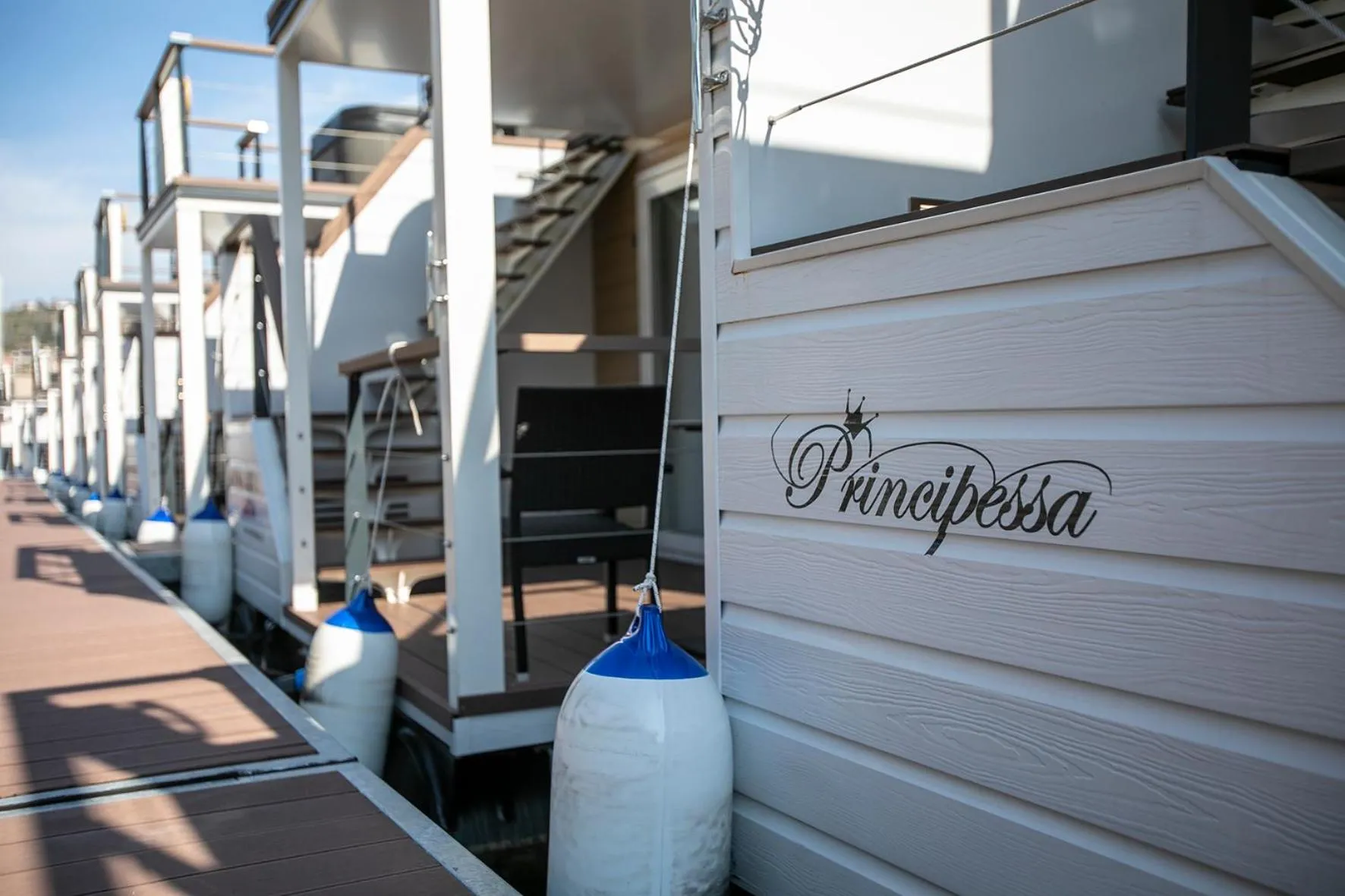 Neighbourhood in Floating Sea House Principessa