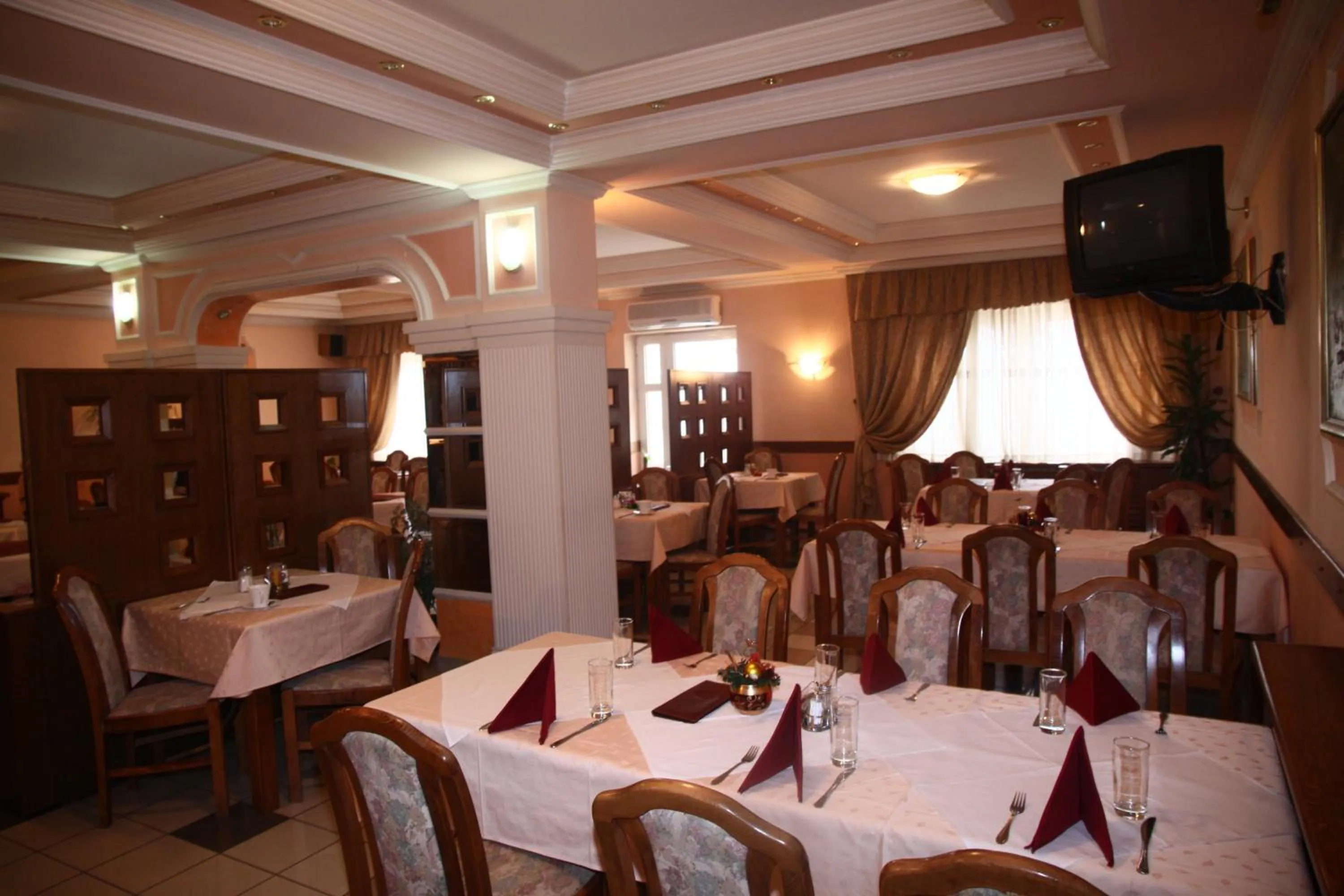 Restaurant/places to eat in Garni Hotel PBG