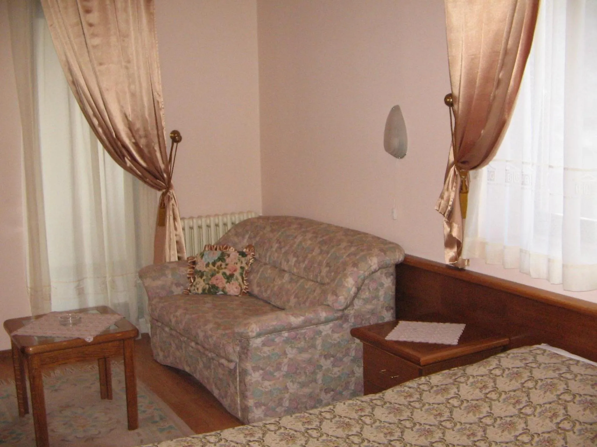 Seating area, Bed in Garni Hotel PBG